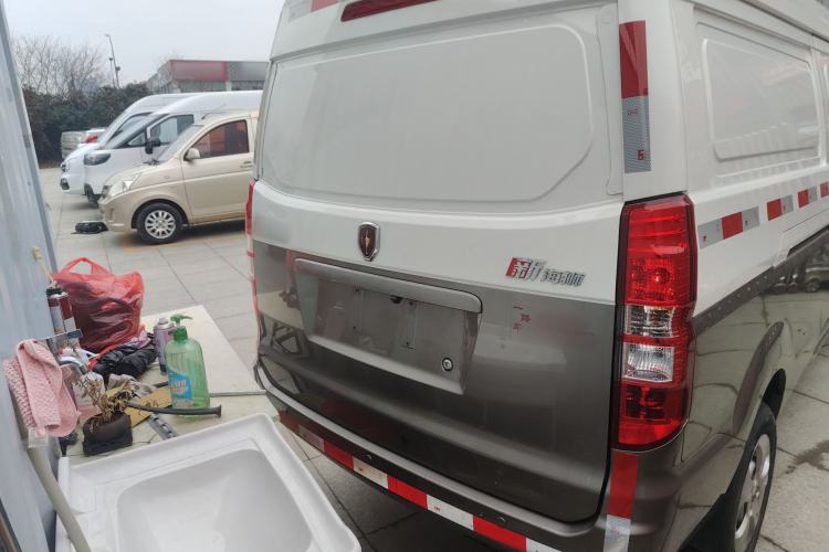 Used Jinbei New Hiace X30L 2024 Champion Edition Van 2/5 Seats Front-Mounted Air Conditioning