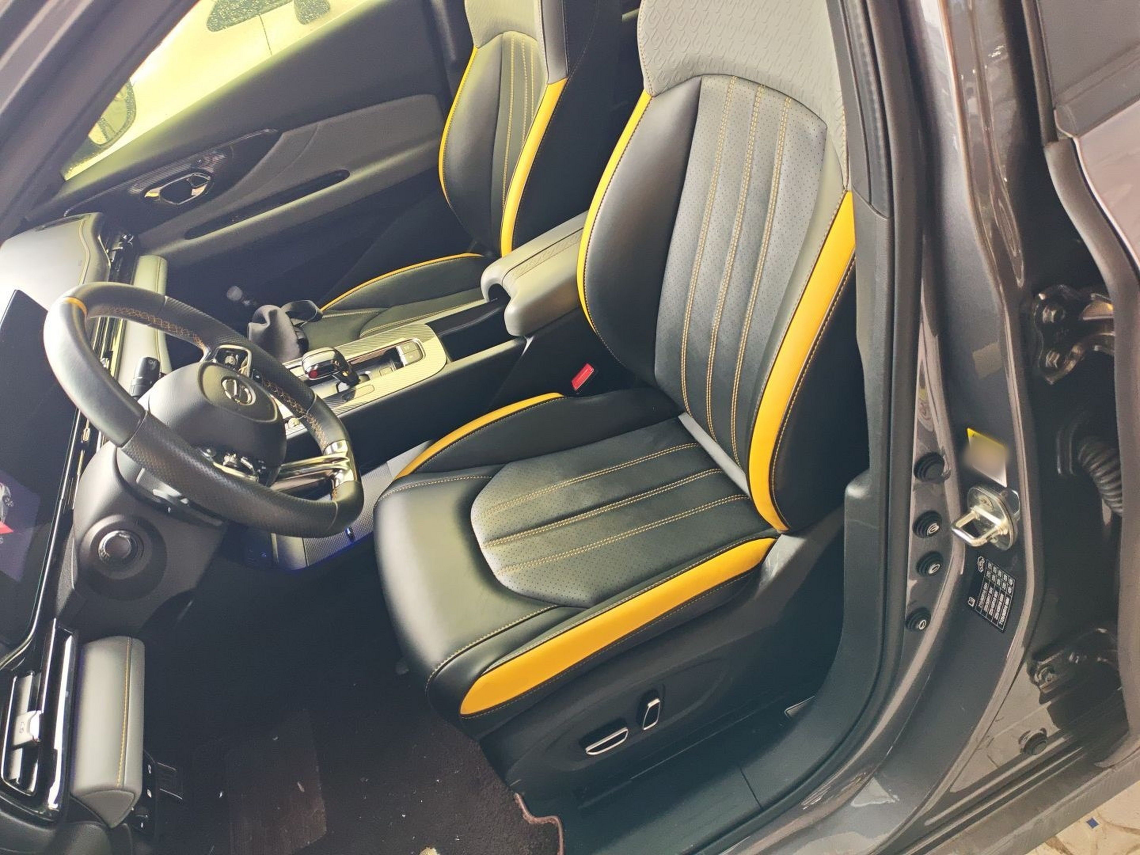 Переднее сиденье в автомобиле