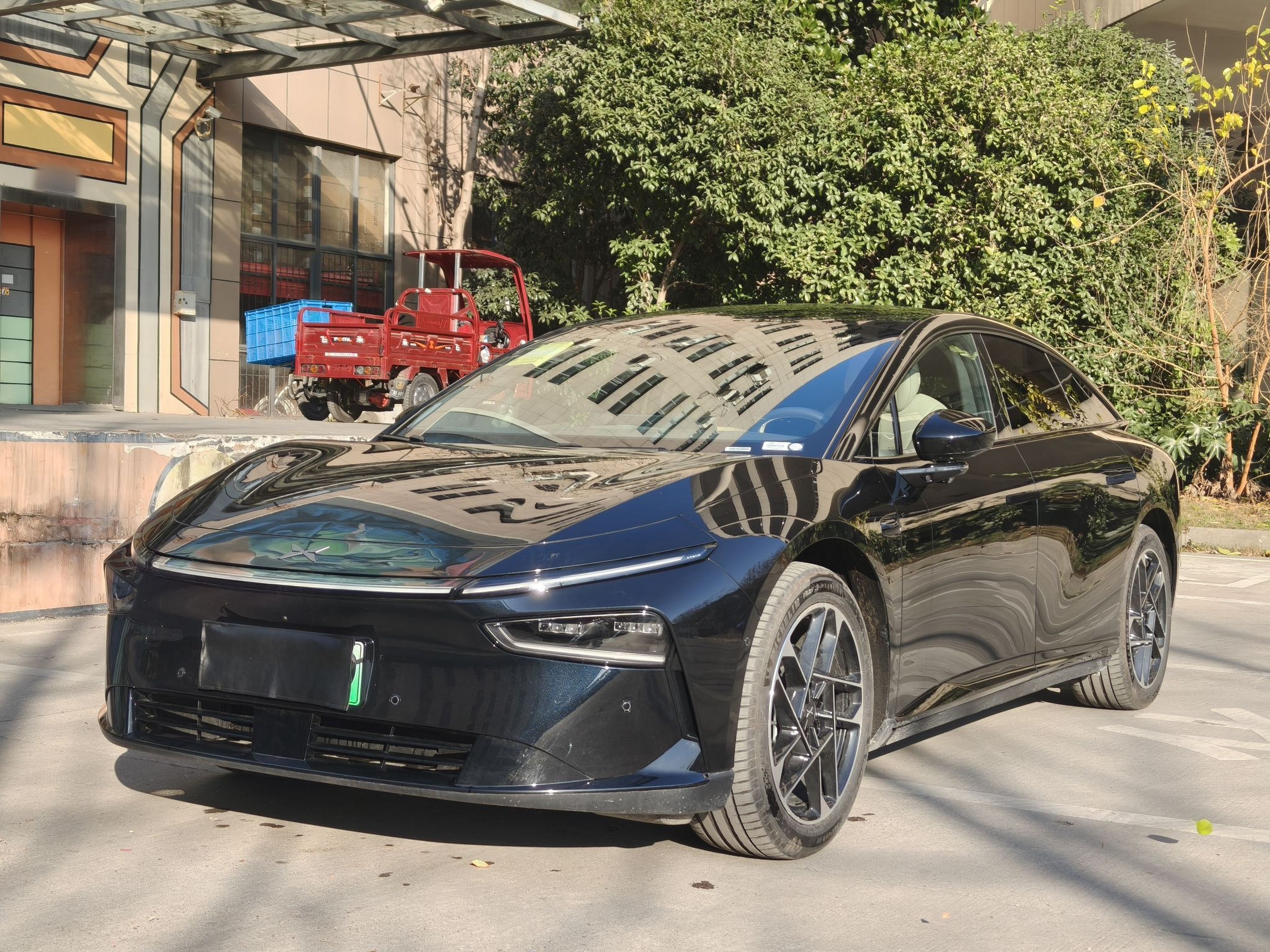 تحت مقدمة السيارة