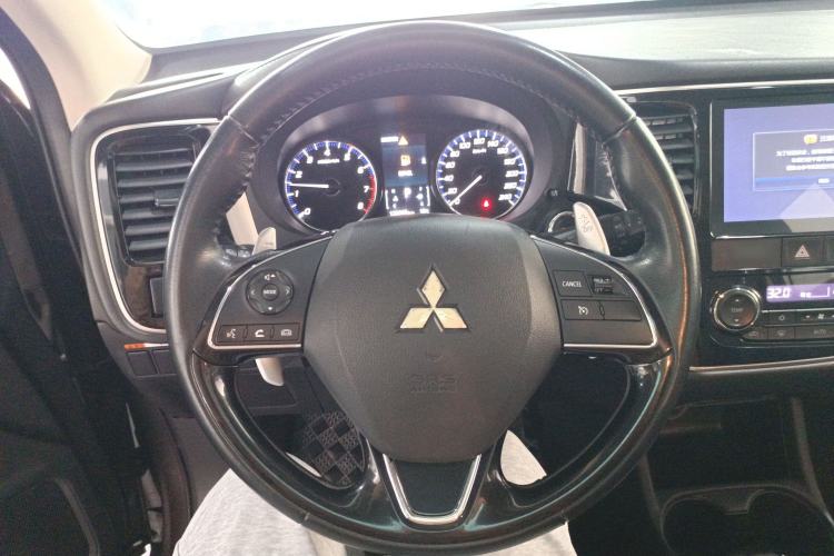 Used Mitsubishi Outlander 2016 2.4L 4x4 Luxury Edition 7-Seater
