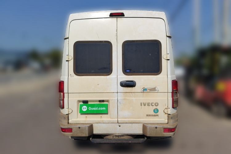 Used Iveco Daily 2021 2.5T A35 M1 Passenger Van 5-9 Seater Short Wheelbase Mid-Roof Design Dual Tires Side Sliding Door
