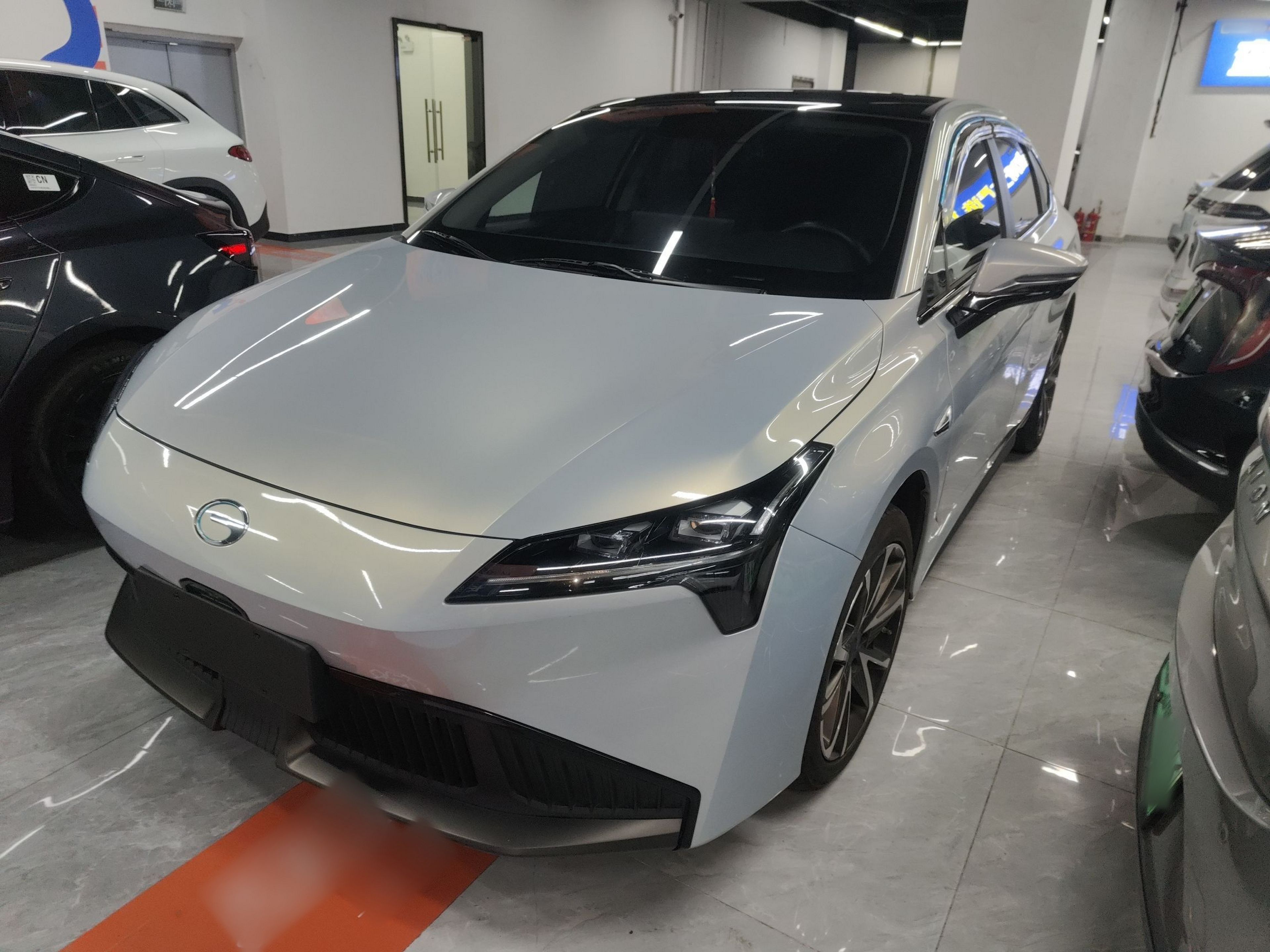 Под передней частью автомобиля