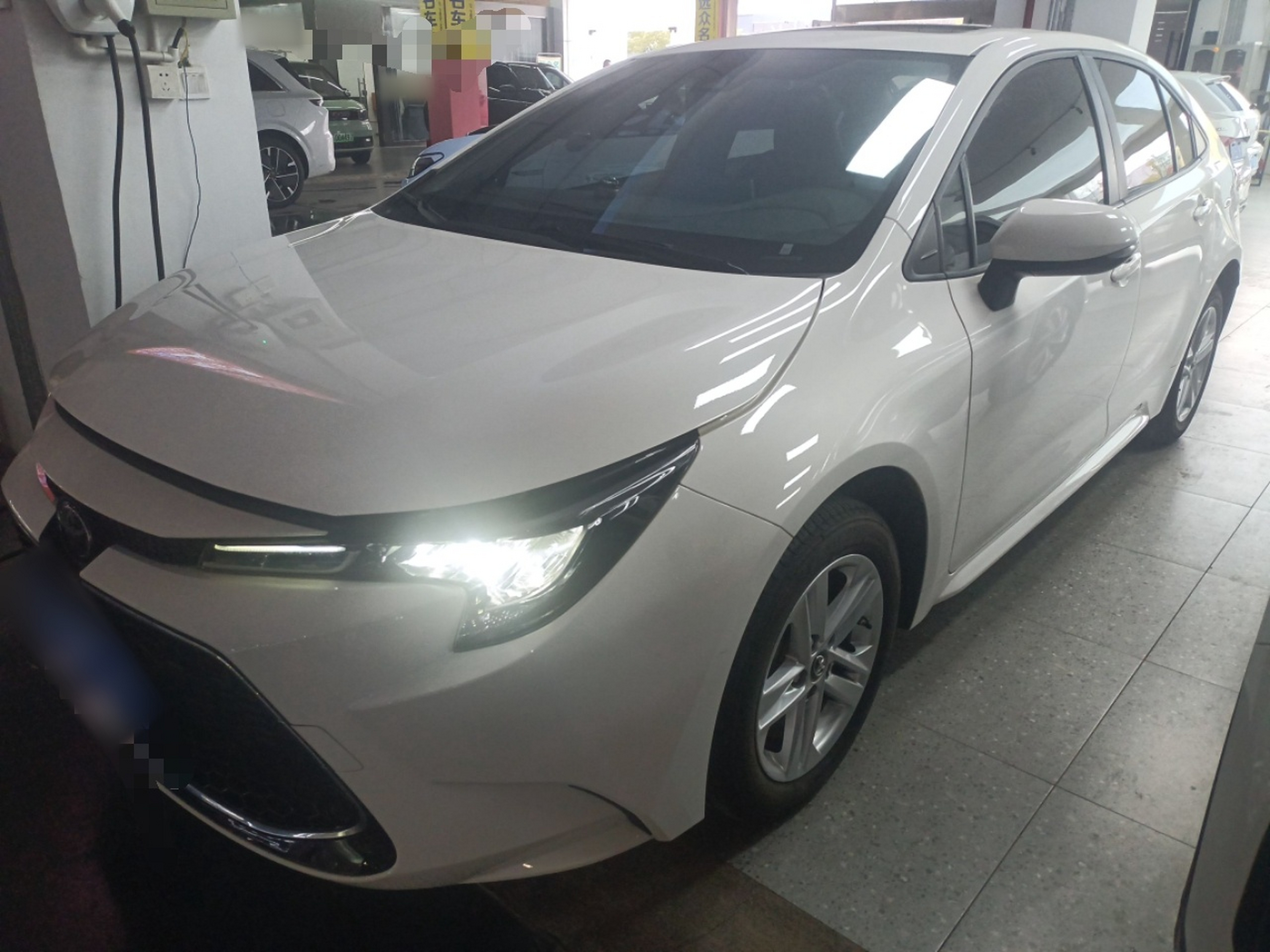 Под передней частью автомобиля