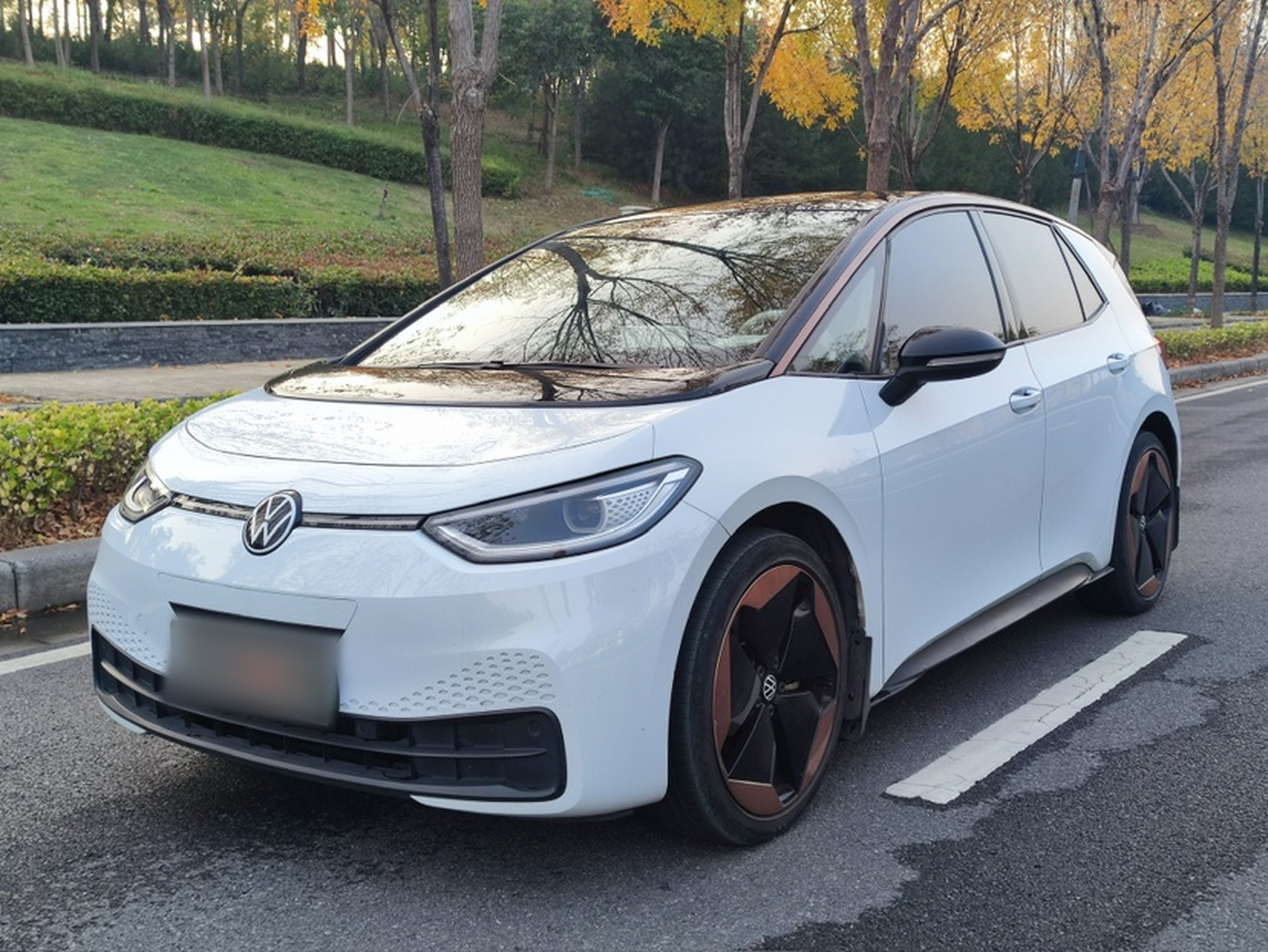 Под передней частью автомобиля