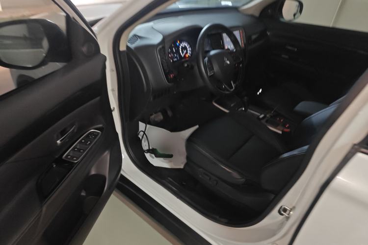 Used Mitsubishi Outlander 2019 2.0L Two-Wheel Drive Comfort Edition 5 Seats China V Standard