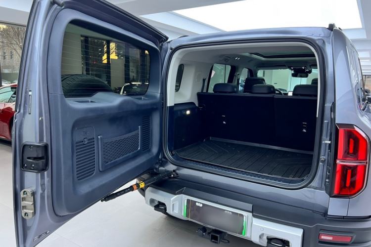 Used  Leopard 5 2023 Navigator Edition
