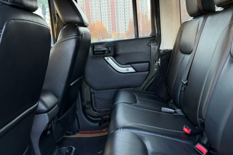 Used  Wrangler 2014 3.0L Sahara Four-Door Edition