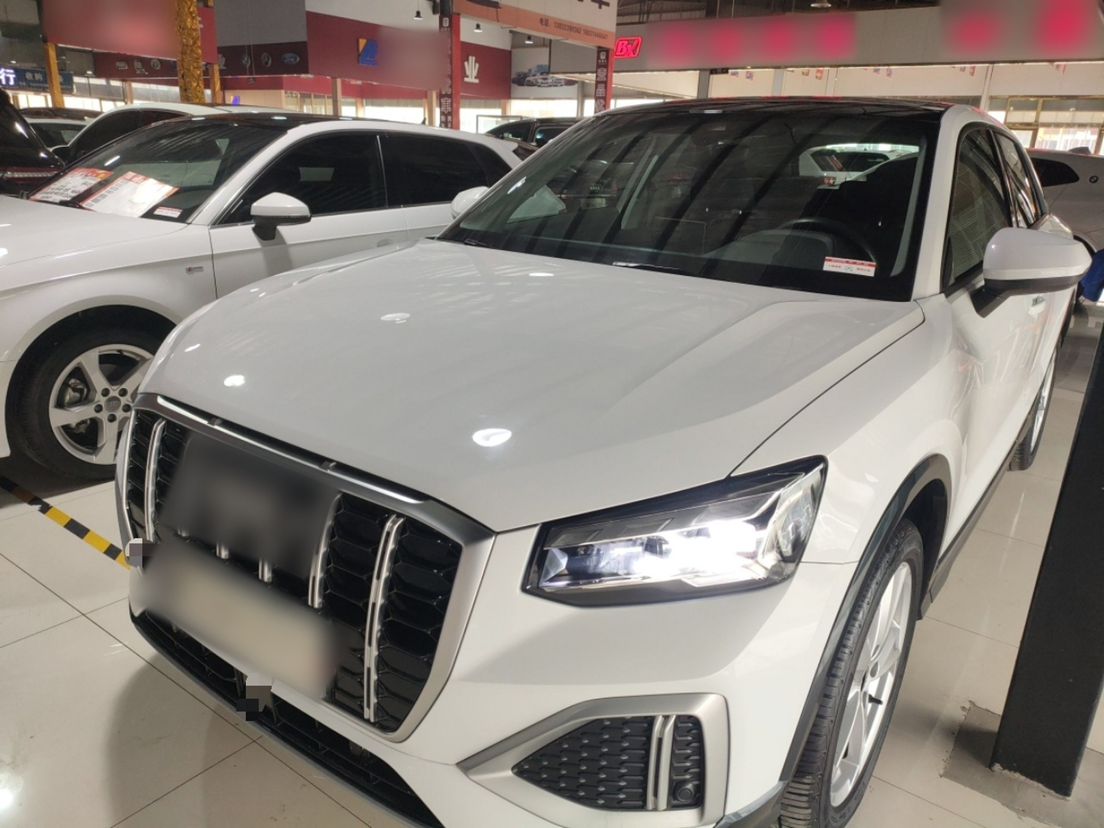 تحت مقدمة السيارة