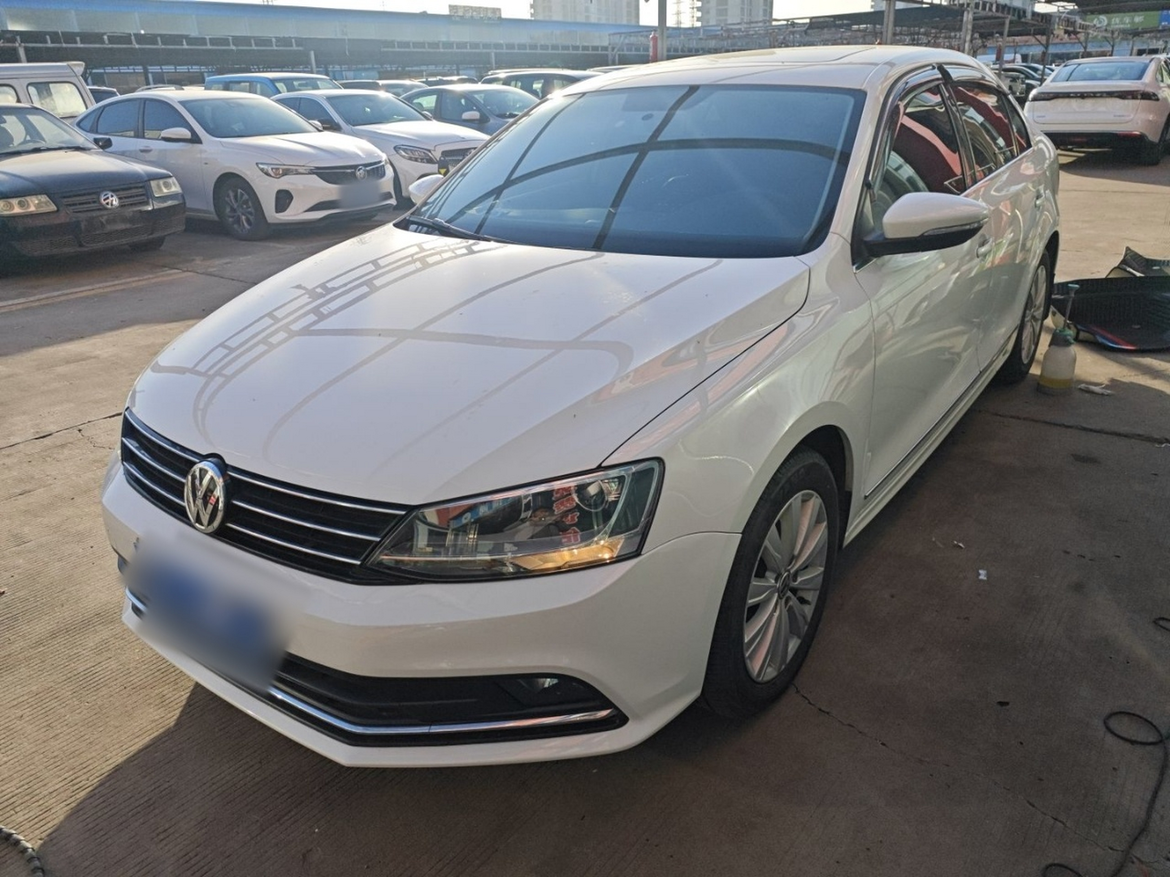 تحت مقدمة السيارة