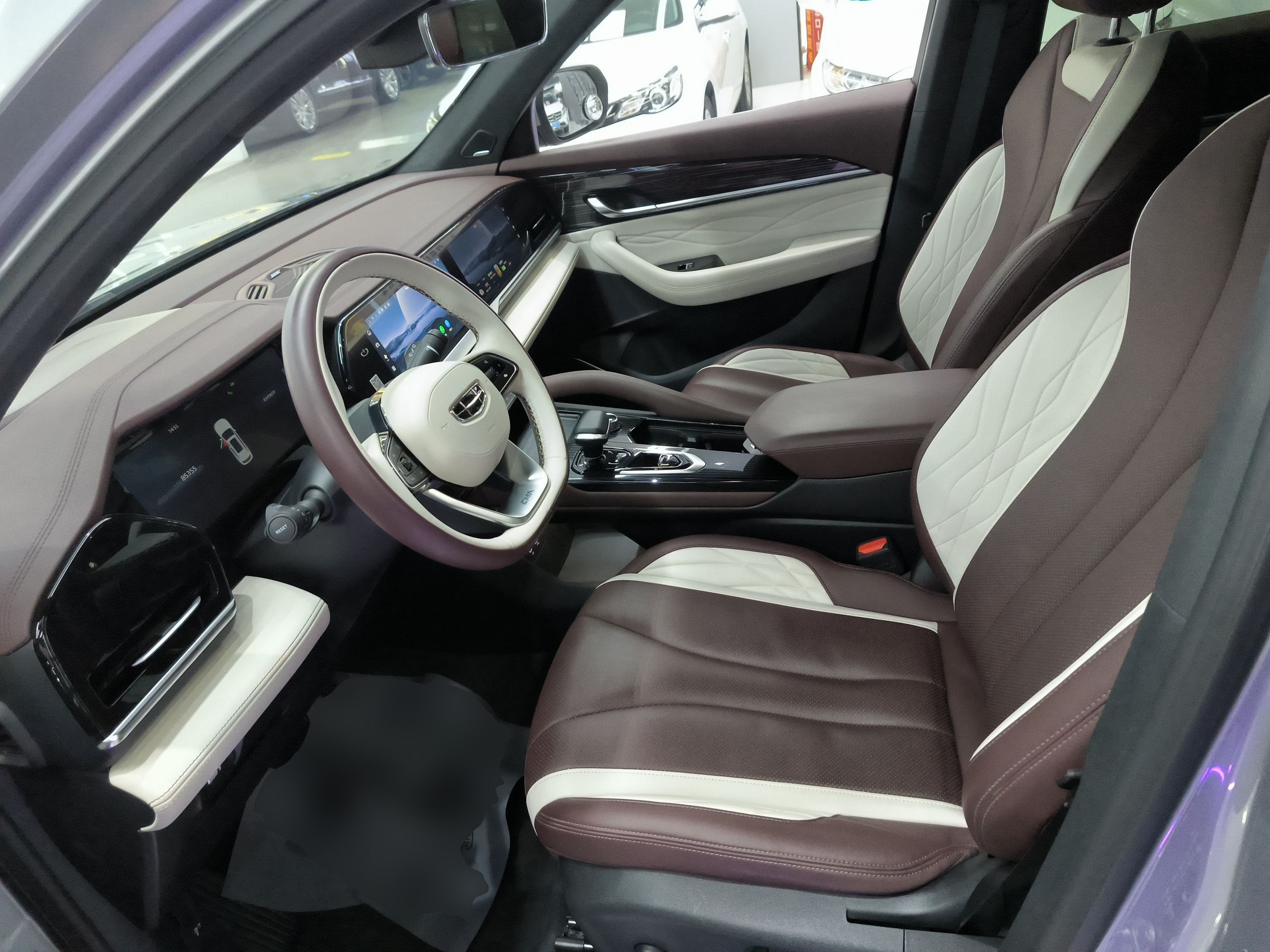 المقاعد الأمامية داخل السيارة