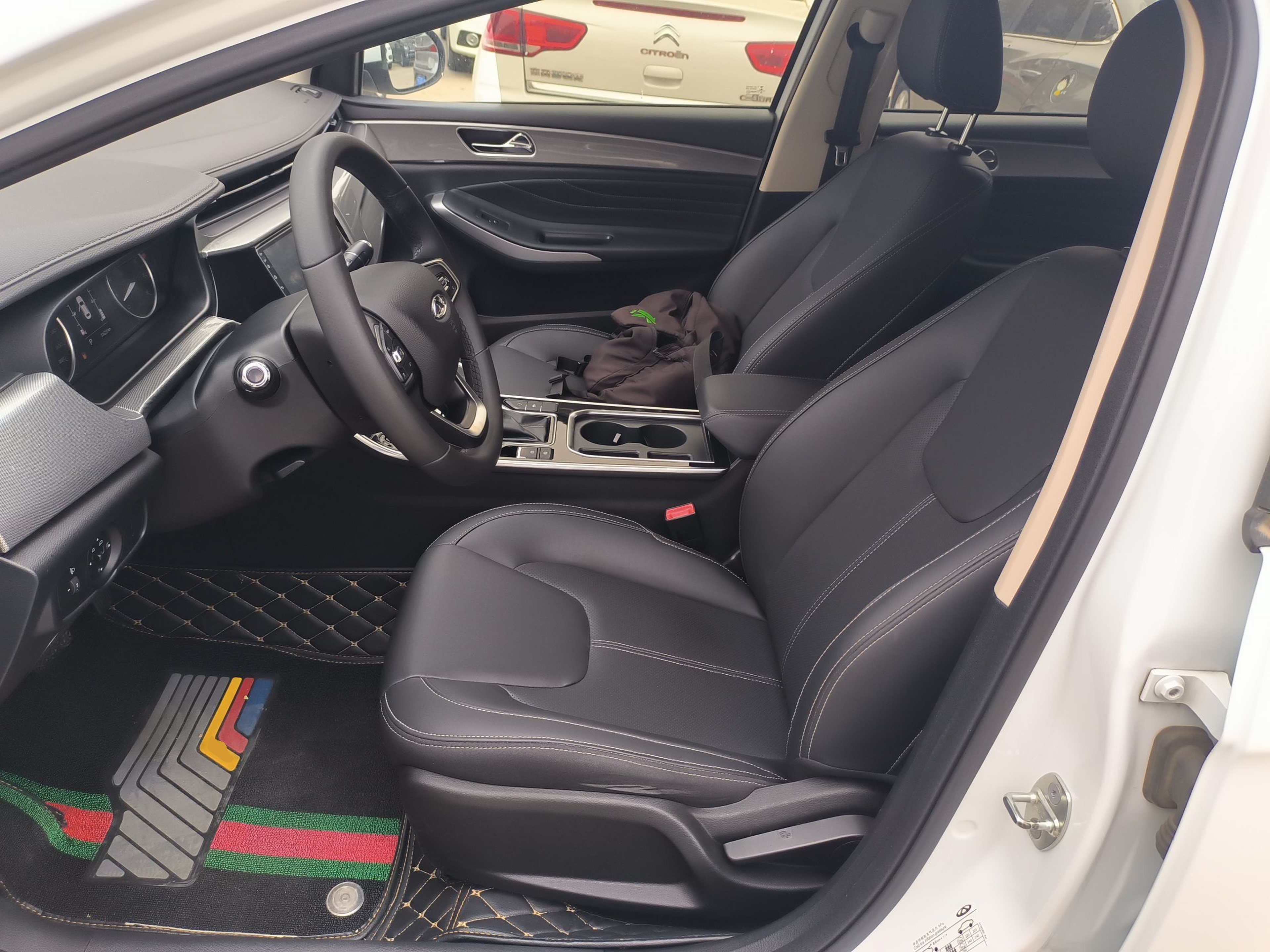 Переднее сиденье в автомобиле