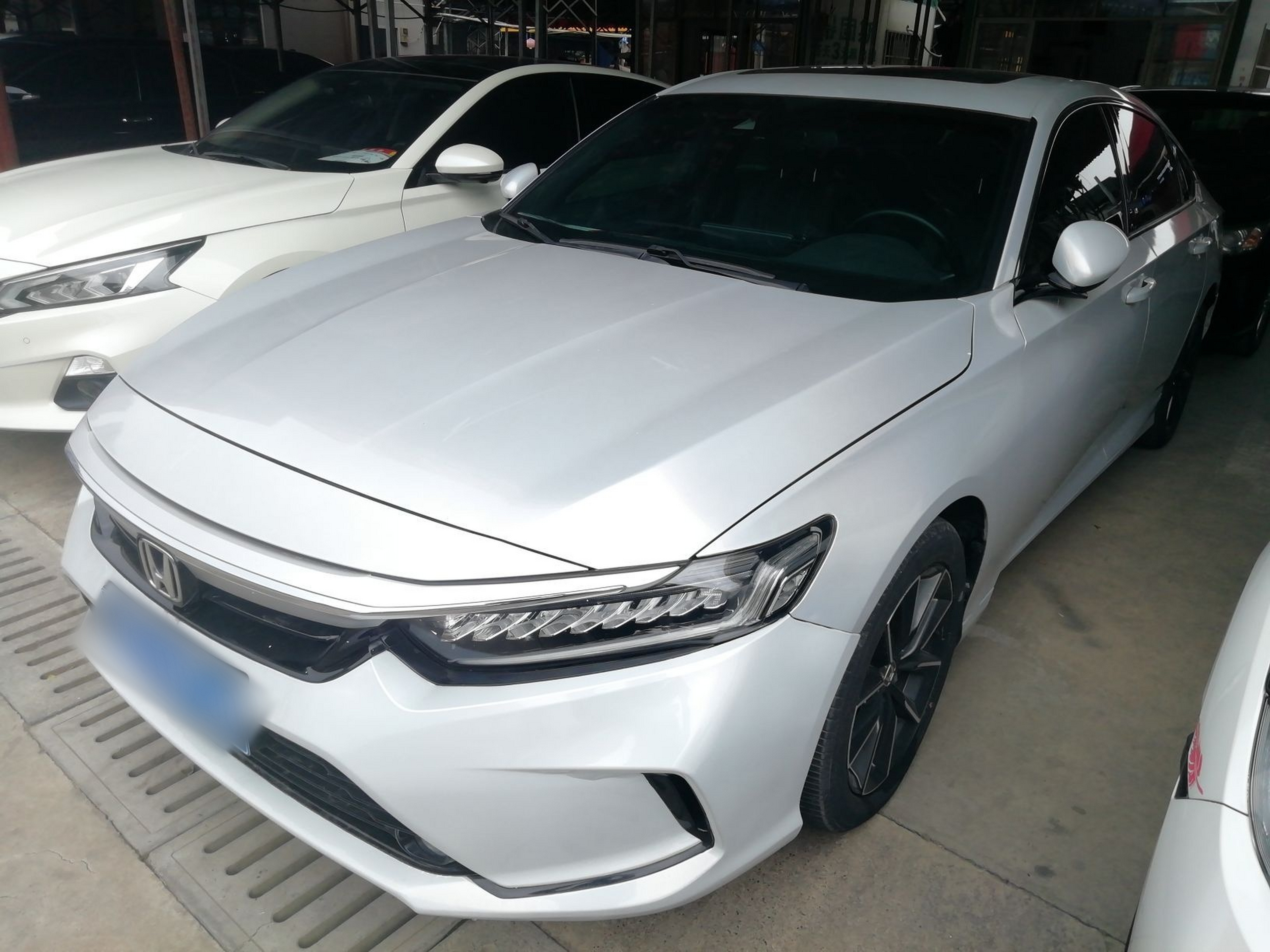 تحت مقدمة السيارة