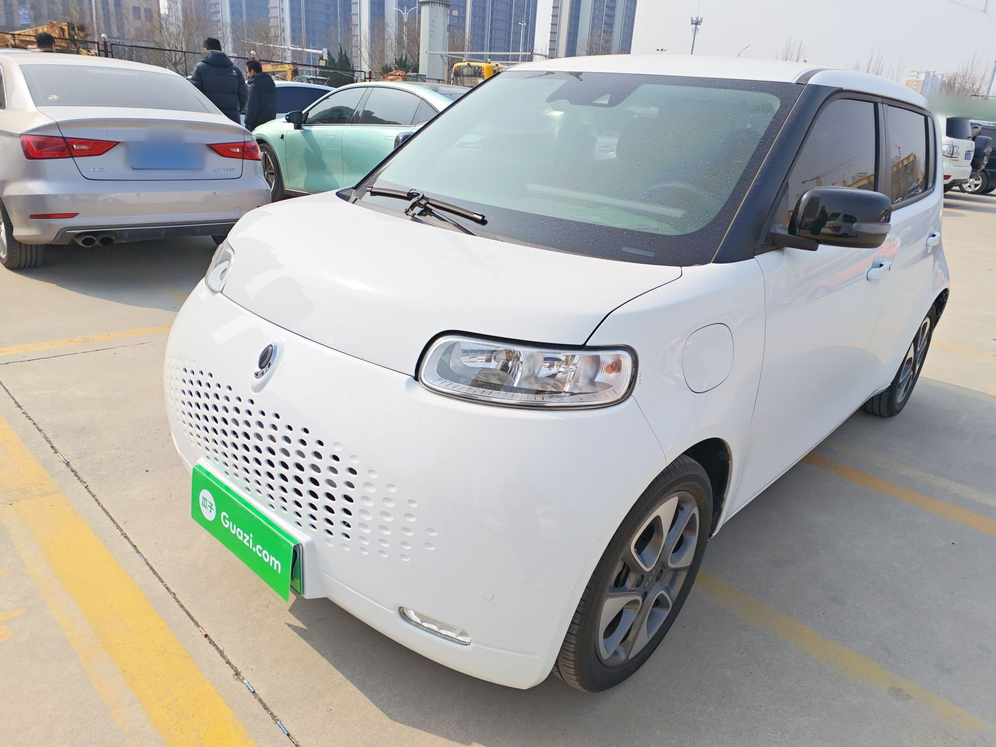 Под передней частью автомобиля