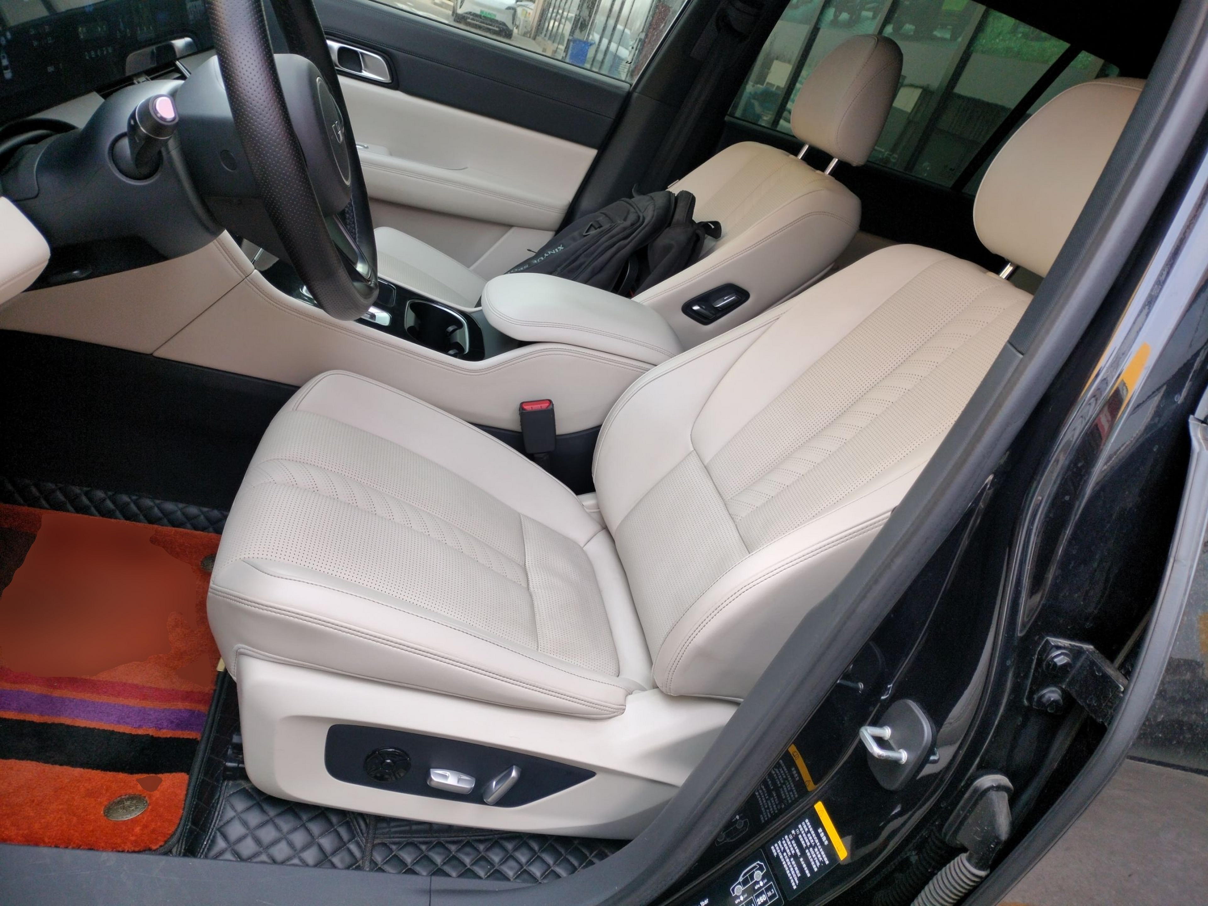 المقاعد الأمامية داخل السيارة