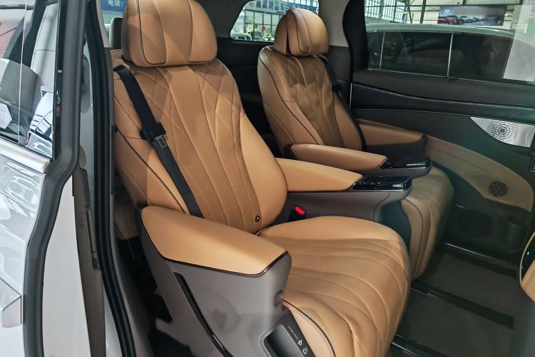 Used Denza D9 2022 DM-i 945 Luxury Model
