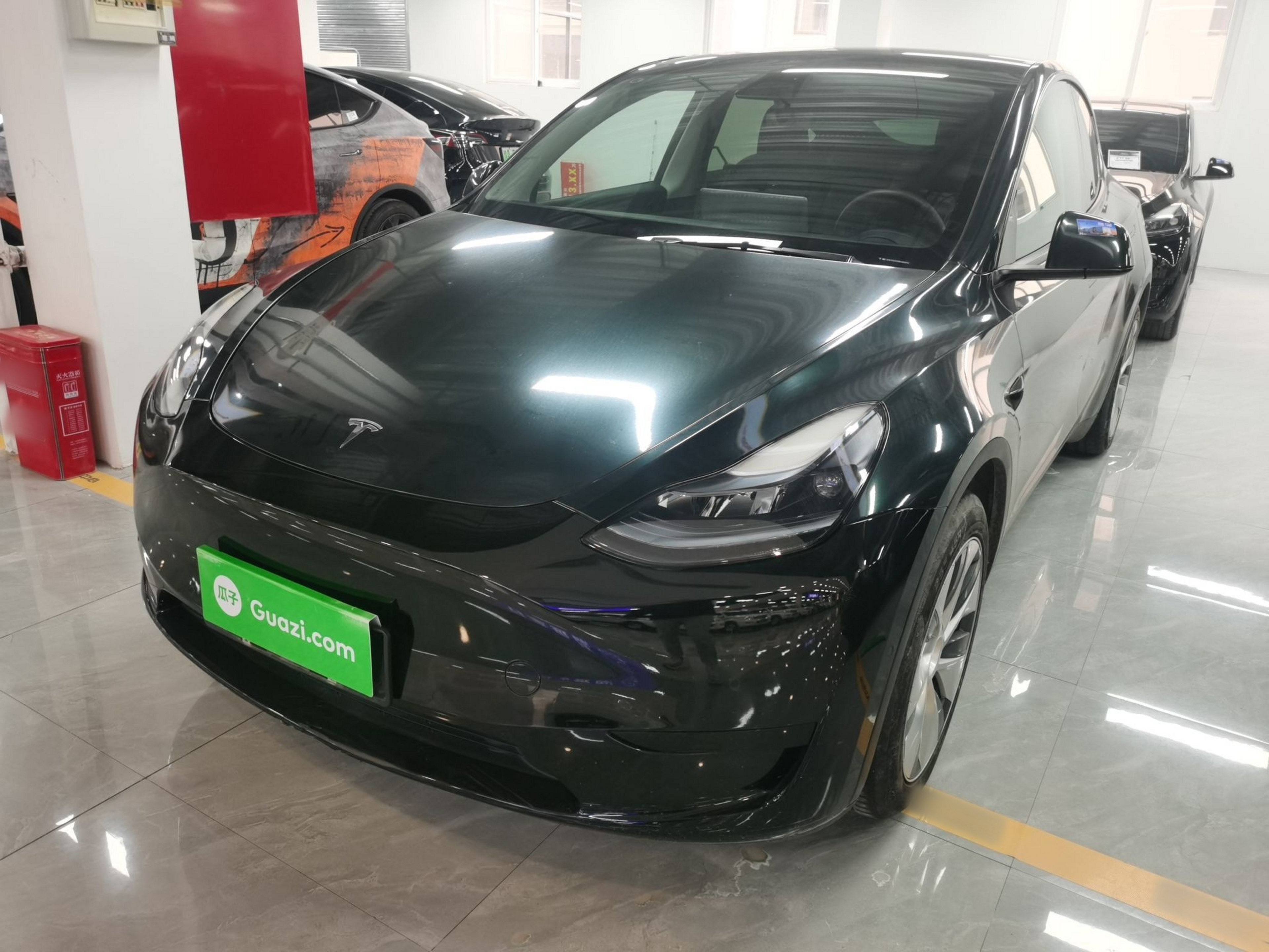 تحت مقدمة السيارة