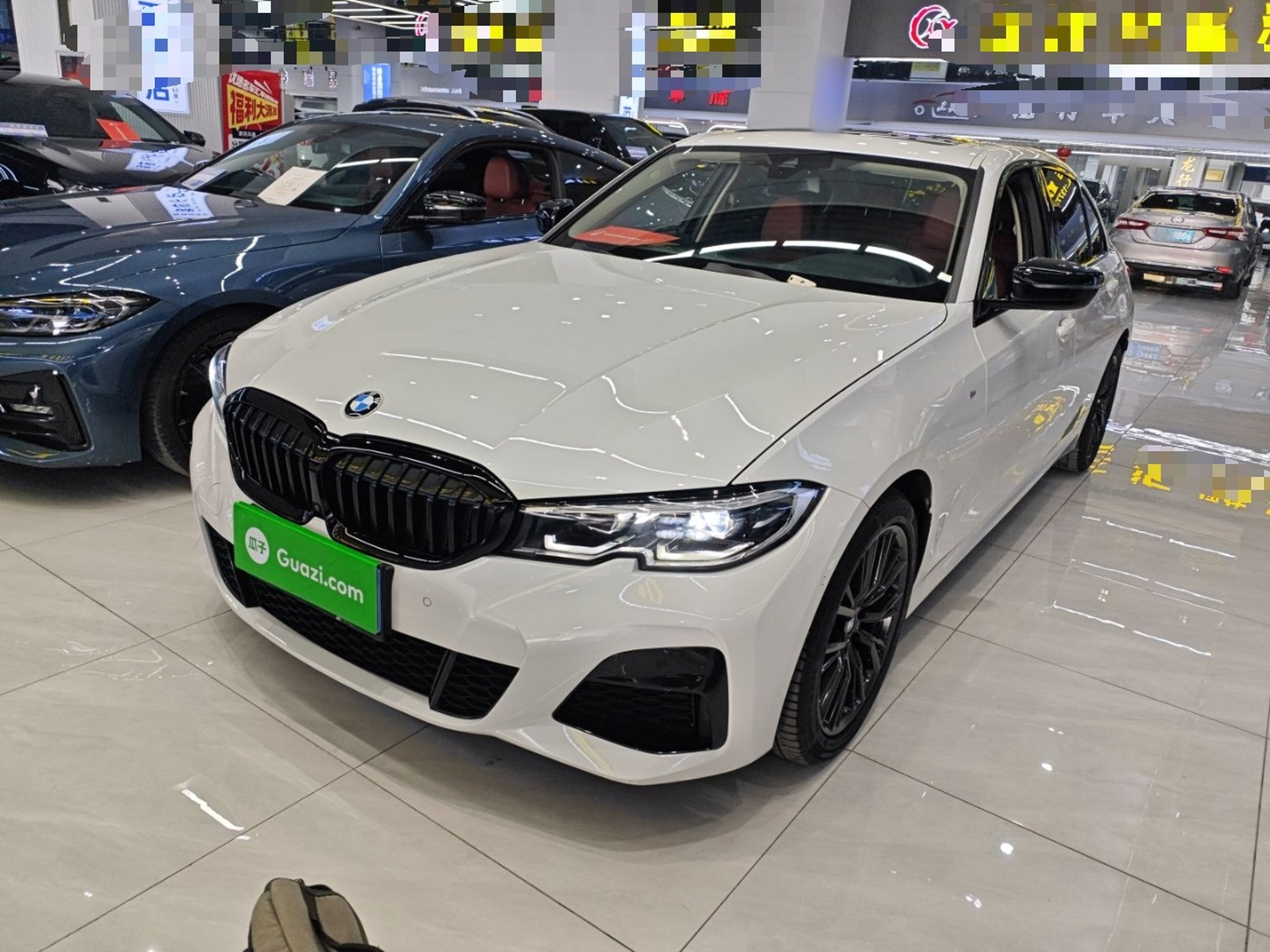 تحت مقدمة السيارة