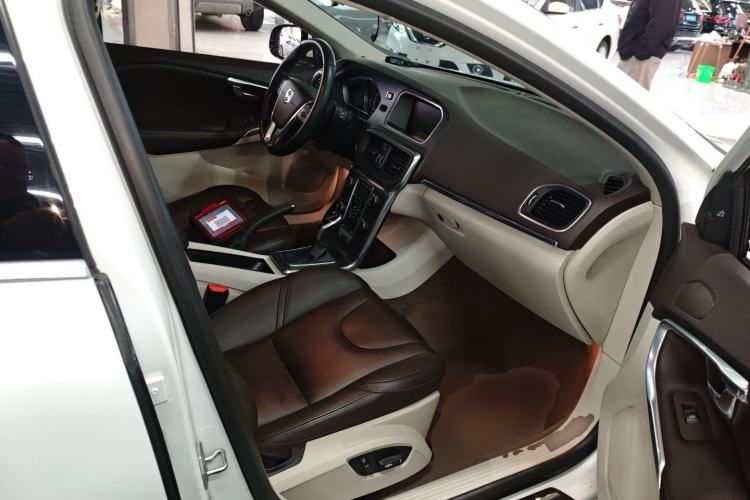 Used Volvo V40 2014 2.0T Zhiya Edition
