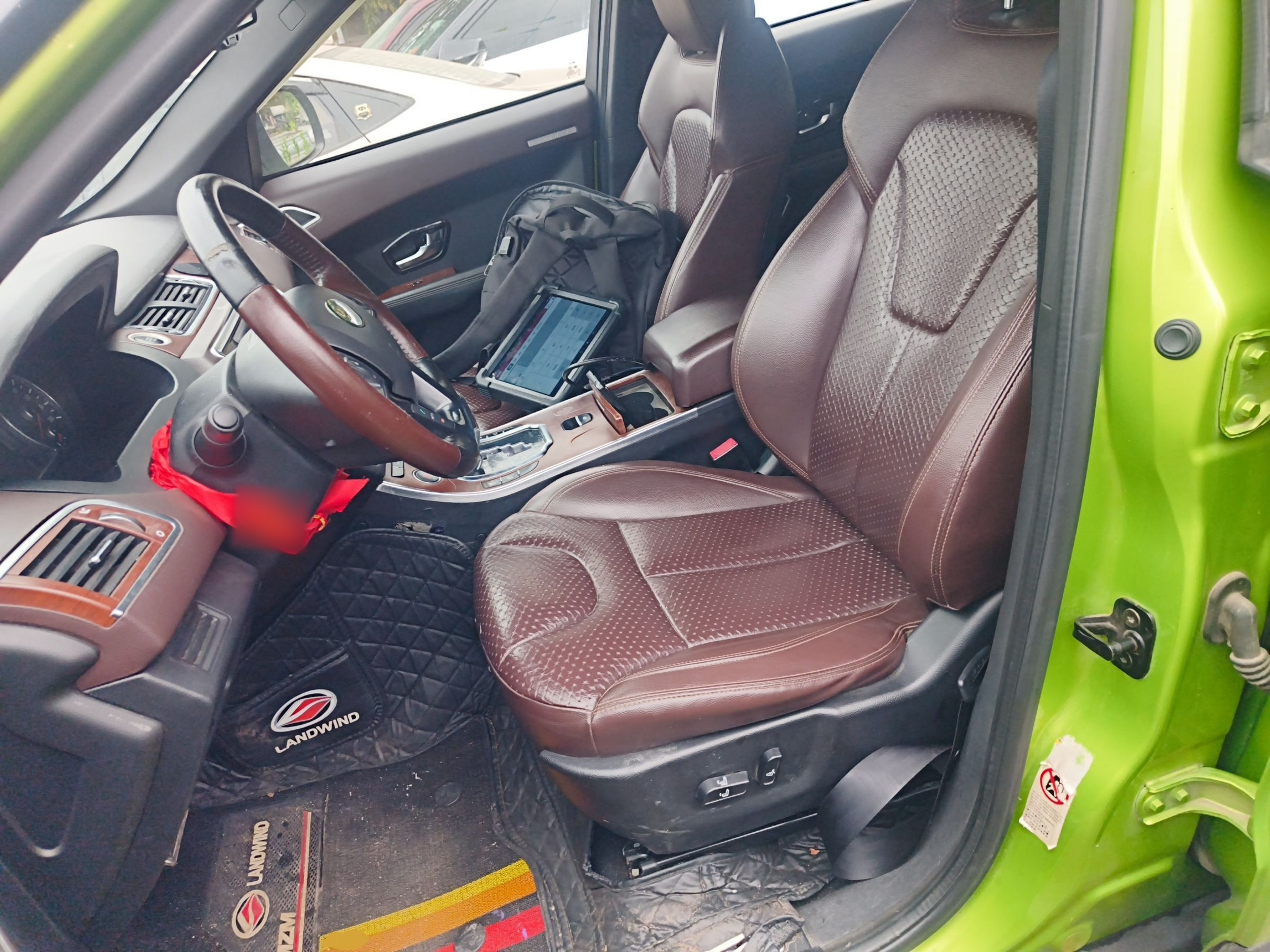 Переднее сиденье в автомобиле