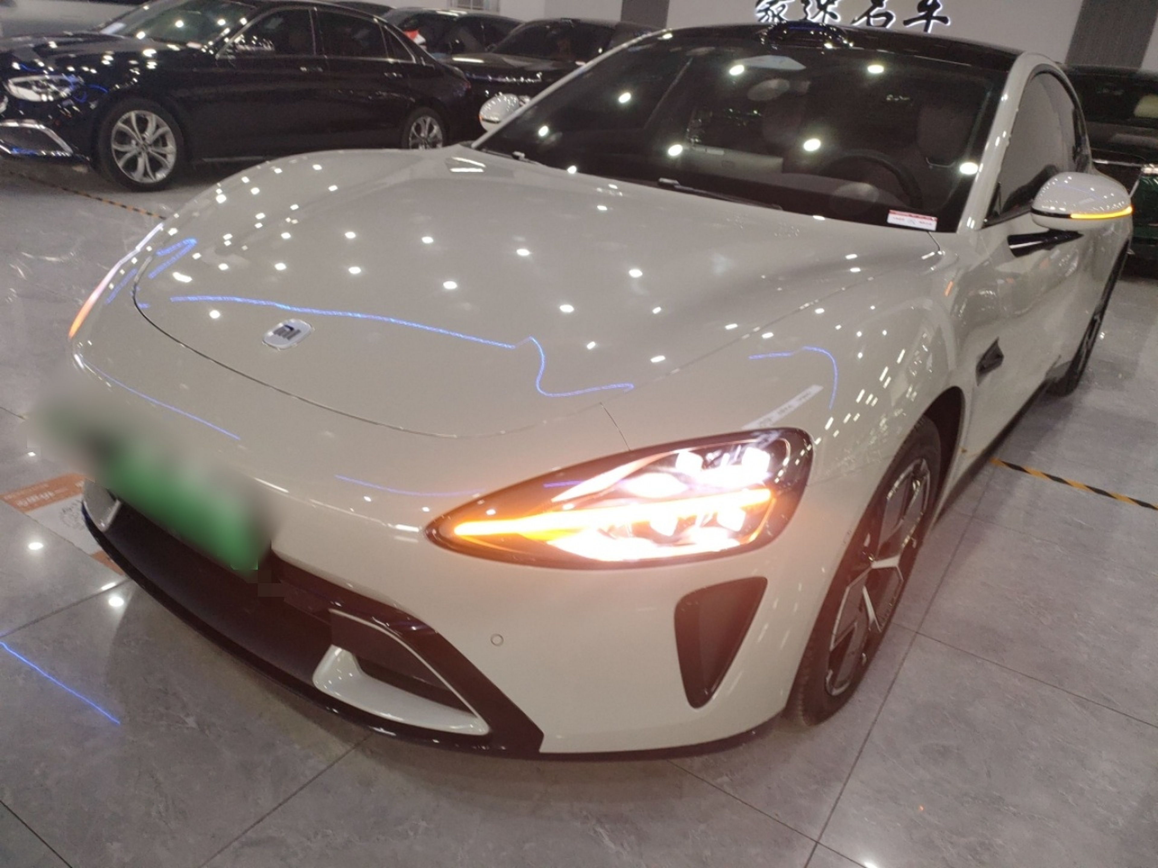 تحت مقدمة السيارة