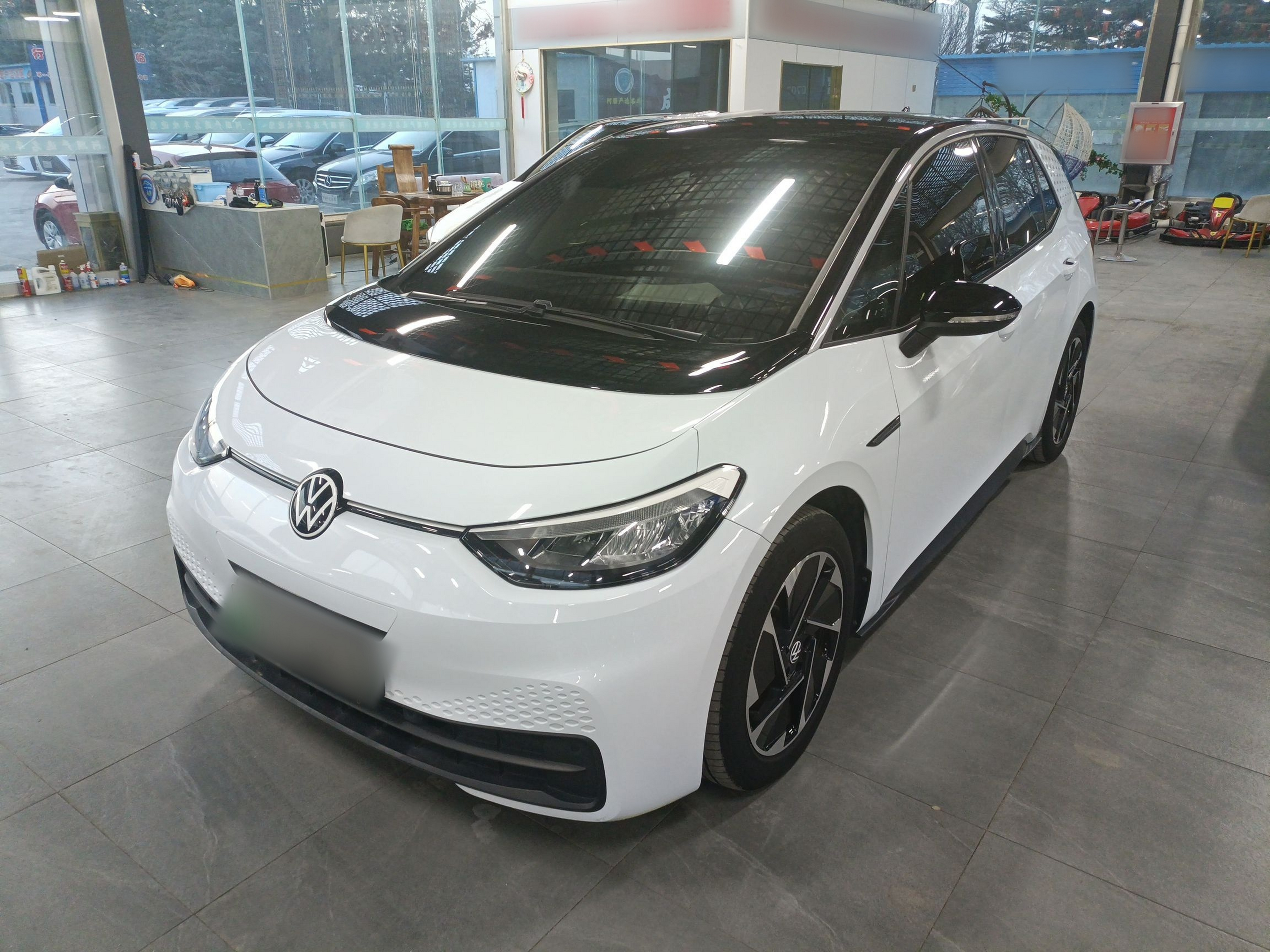 Под передней частью автомобиля