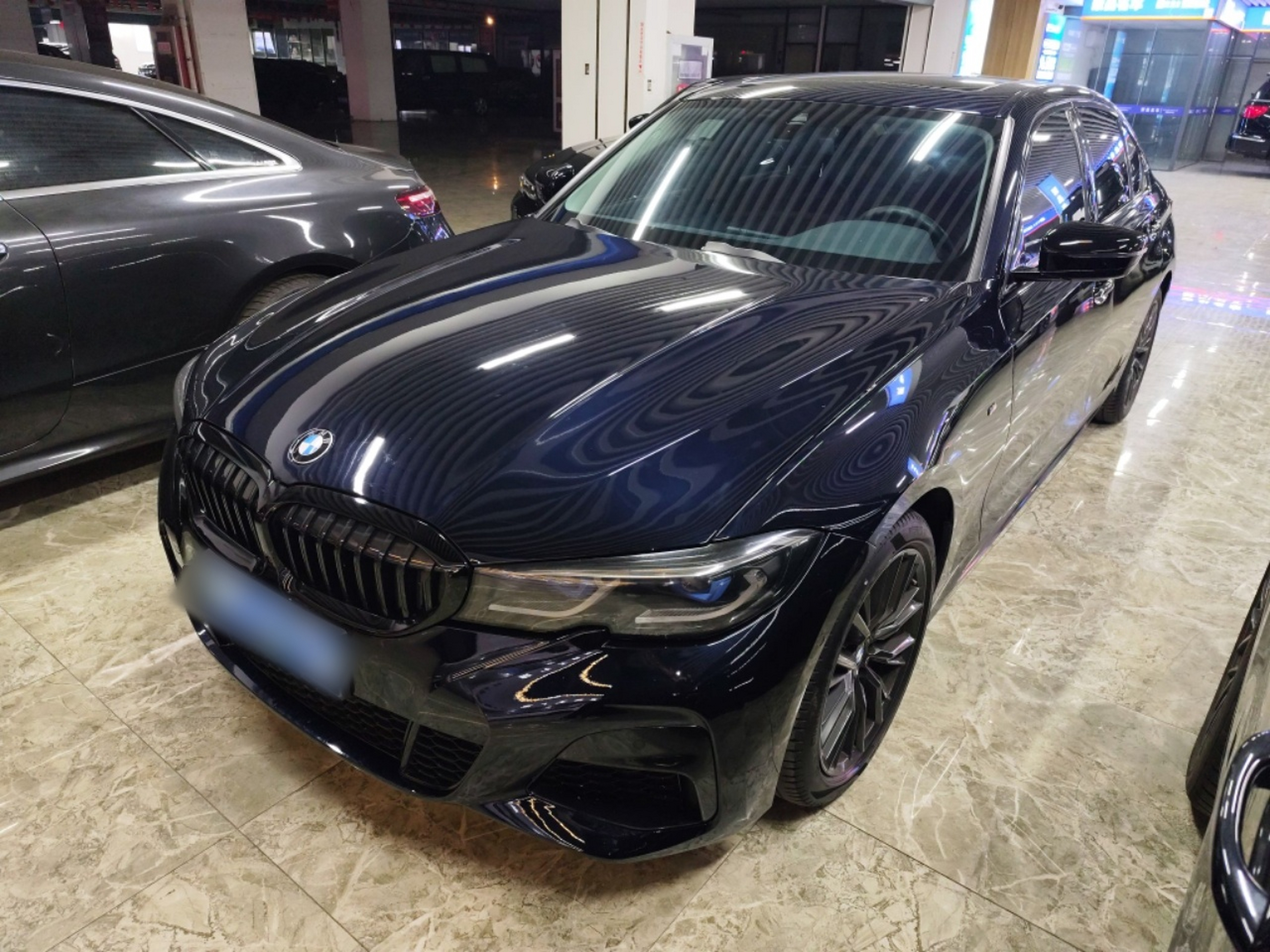 Под передней частью автомобиля