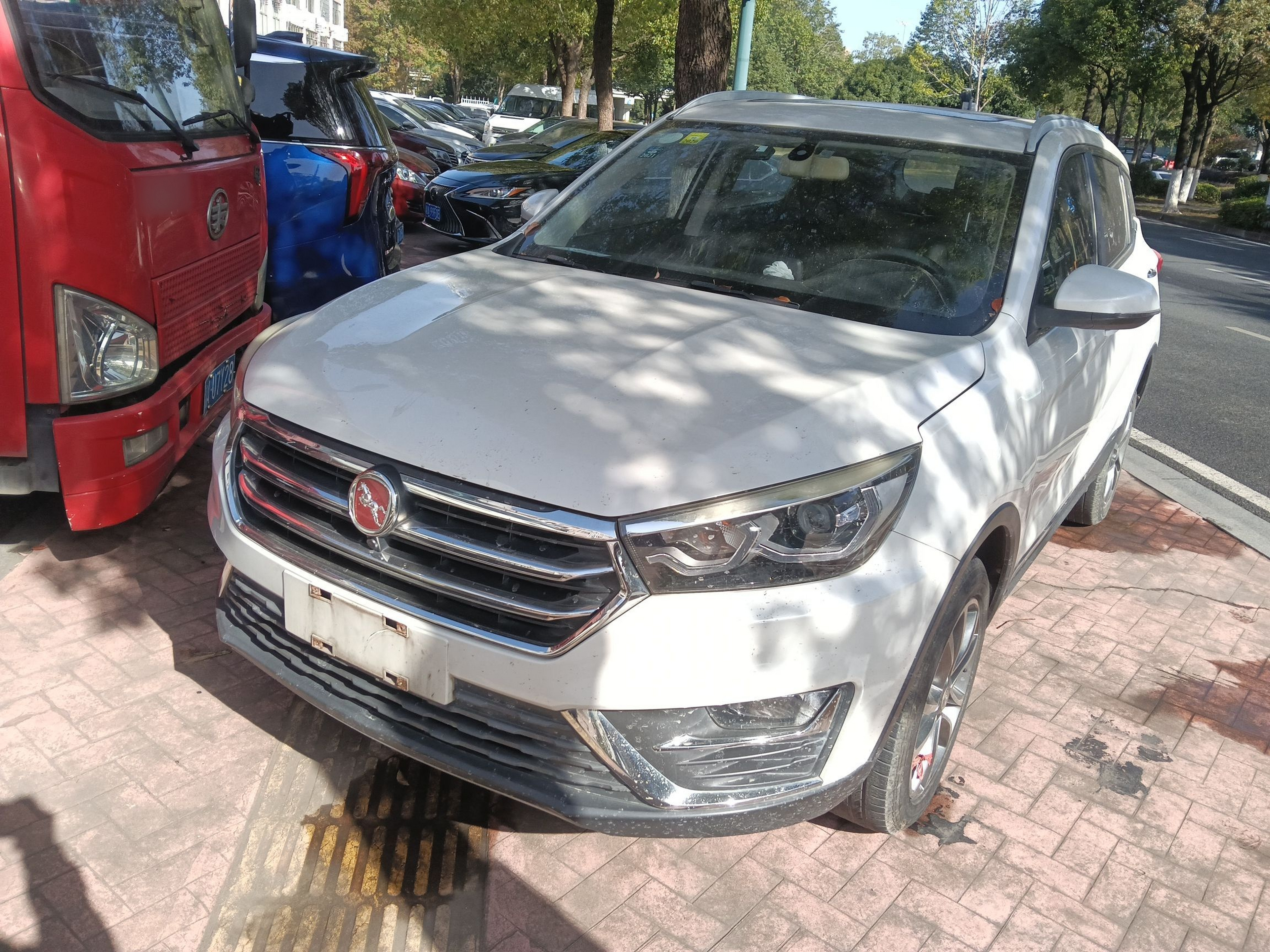 تحت مقدمة السيارة