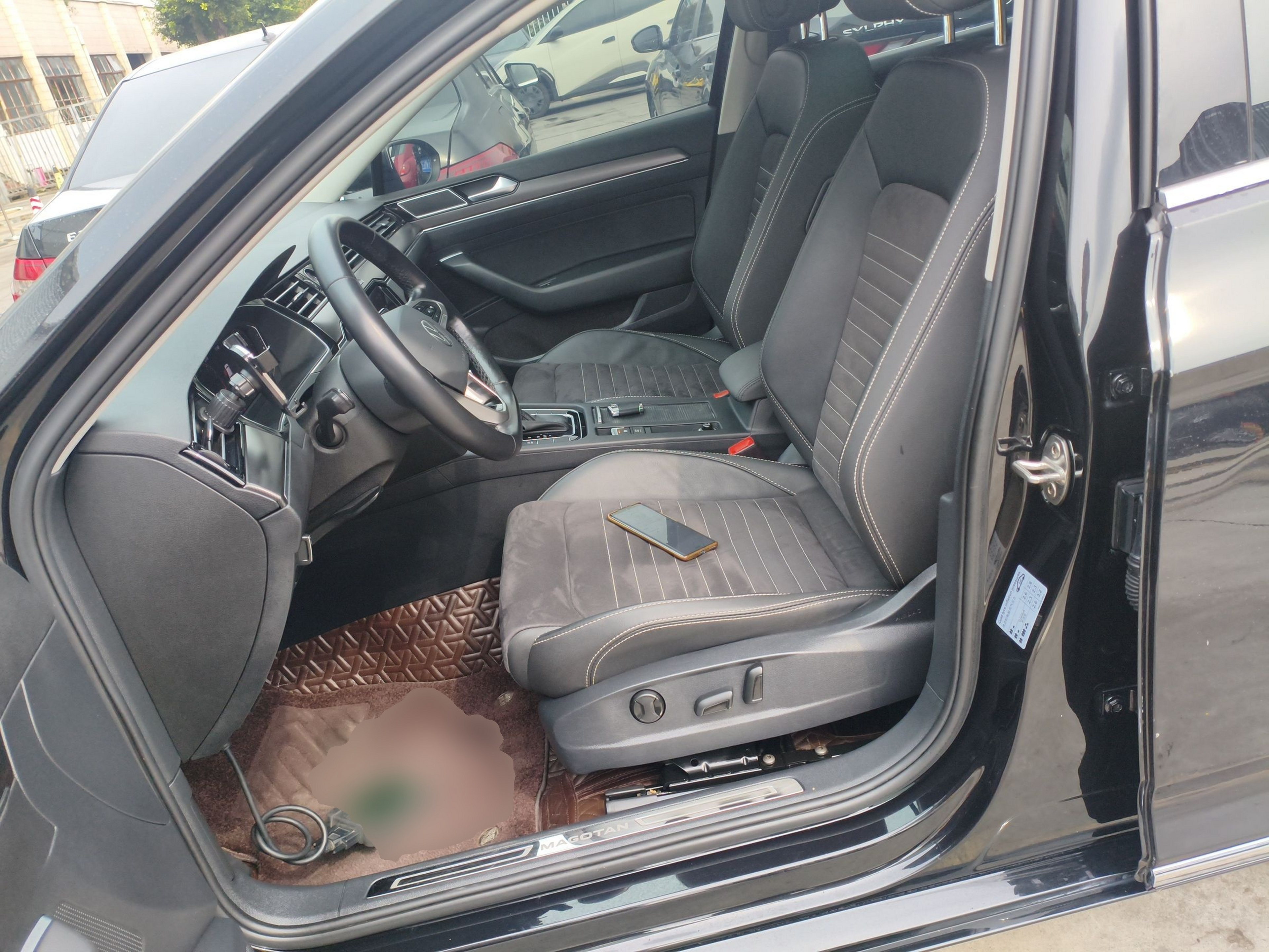 Переднее сиденье в автомобиле