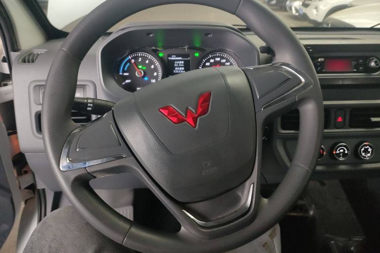 Used Wuling Yangguang 2024 300km Comfort-Grade Passenger Van 60kW
