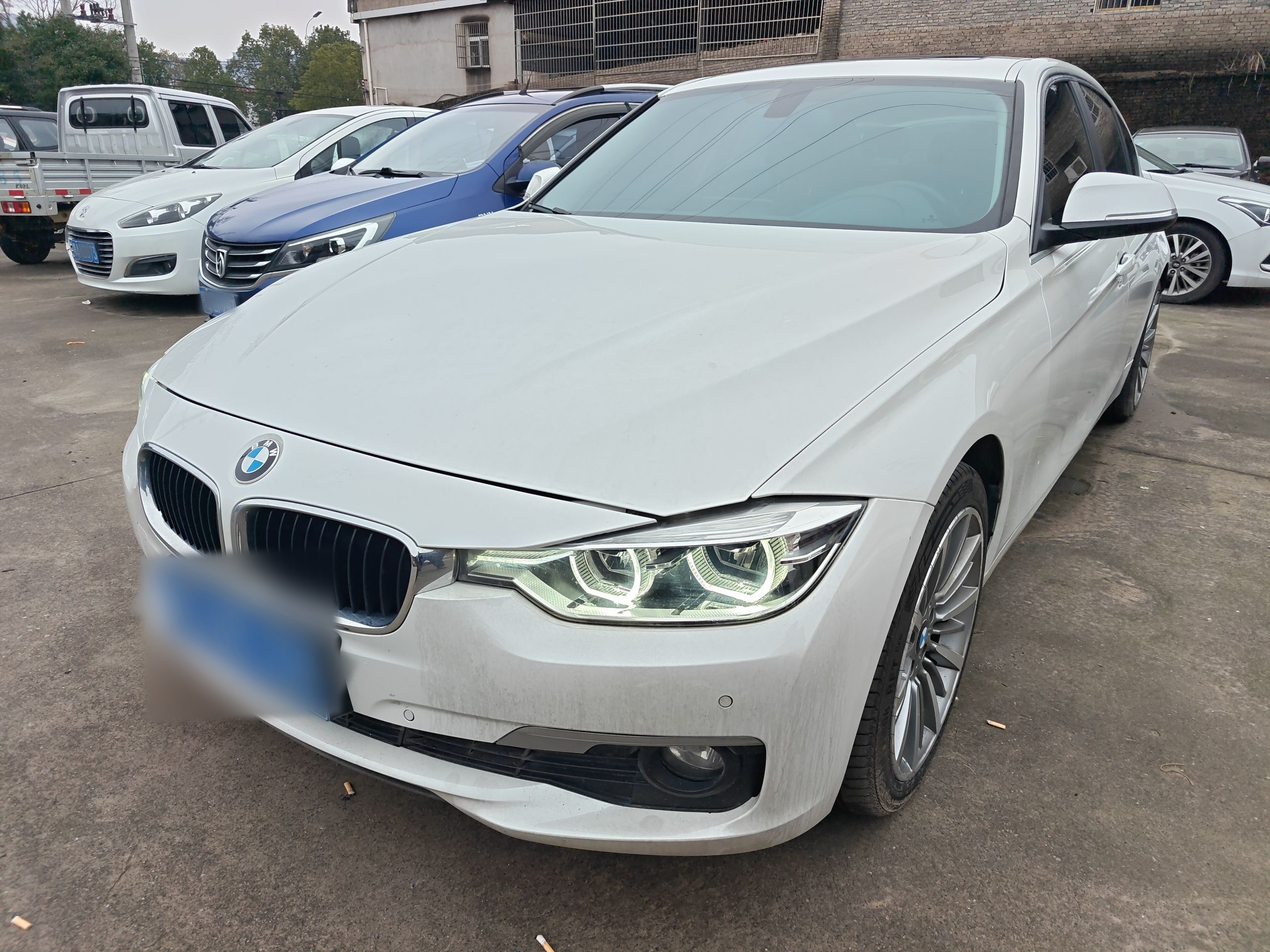 Под передней частью автомобиля