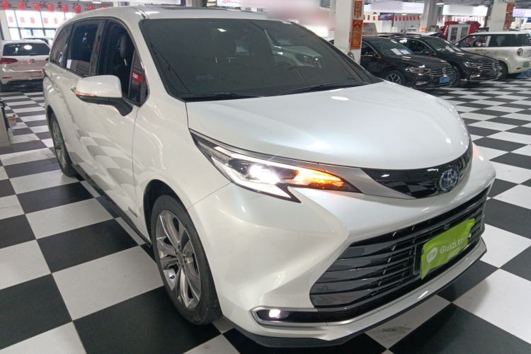 Used Toyota Sienna 2023 2.5L Hybrid Deluxe Edition
