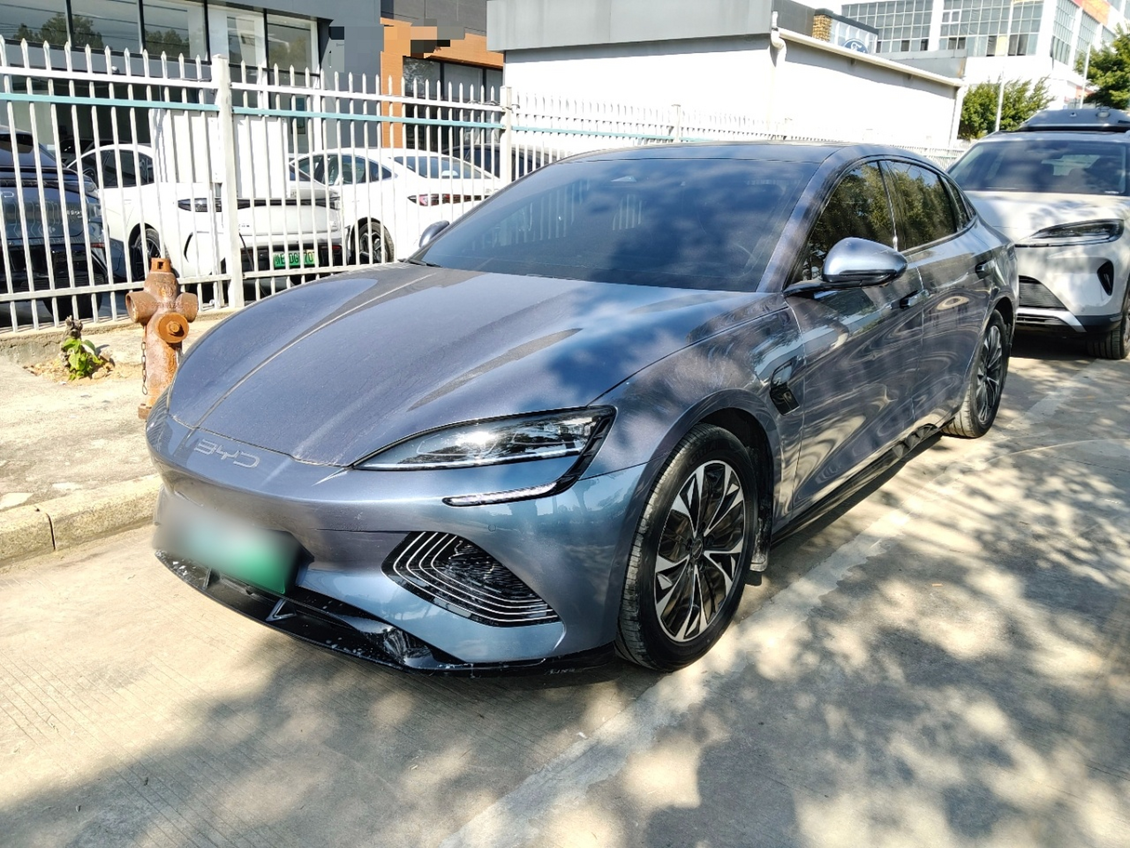 تحت مقدمة السيارة