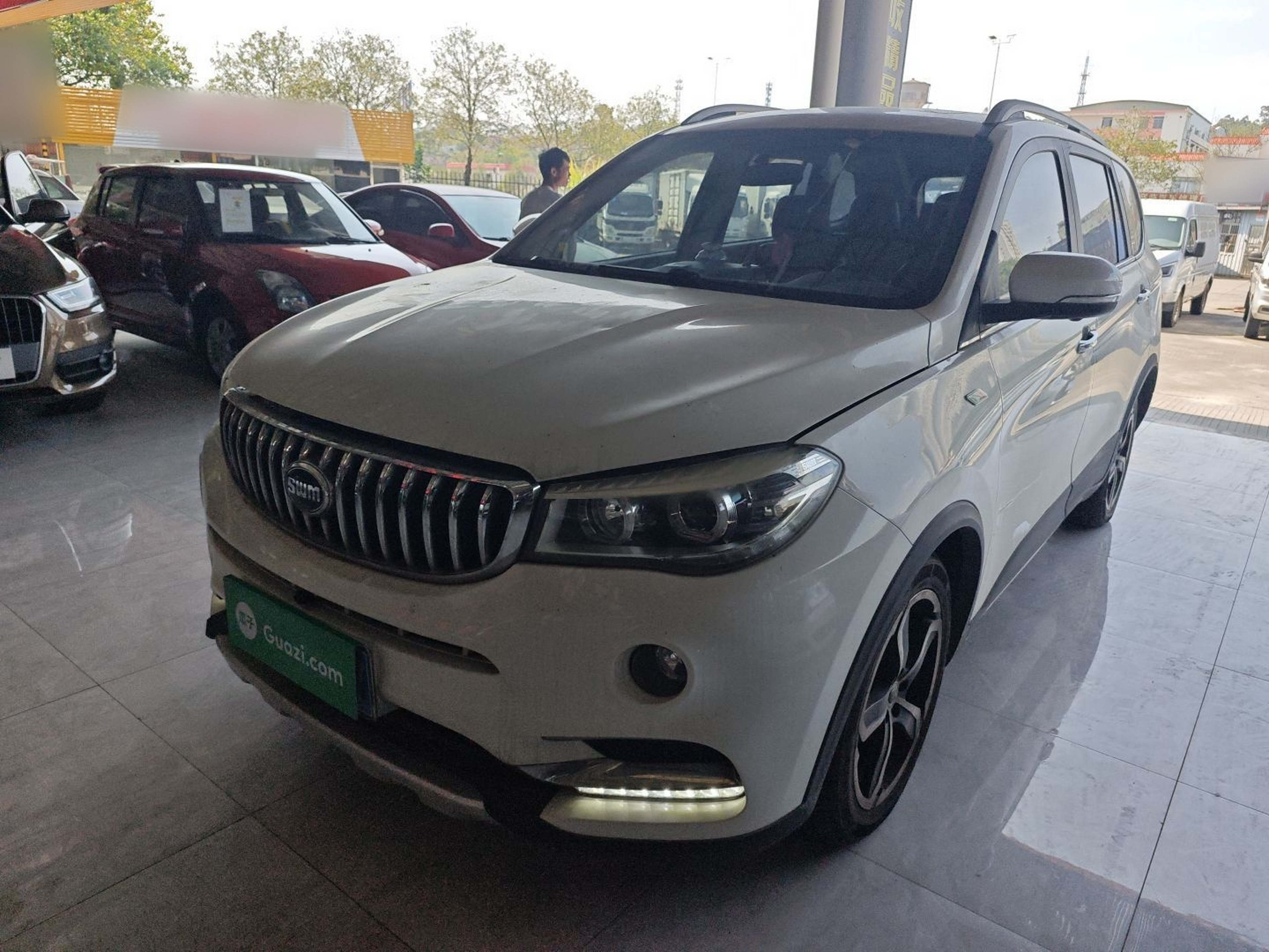 Под передней частью автомобиля