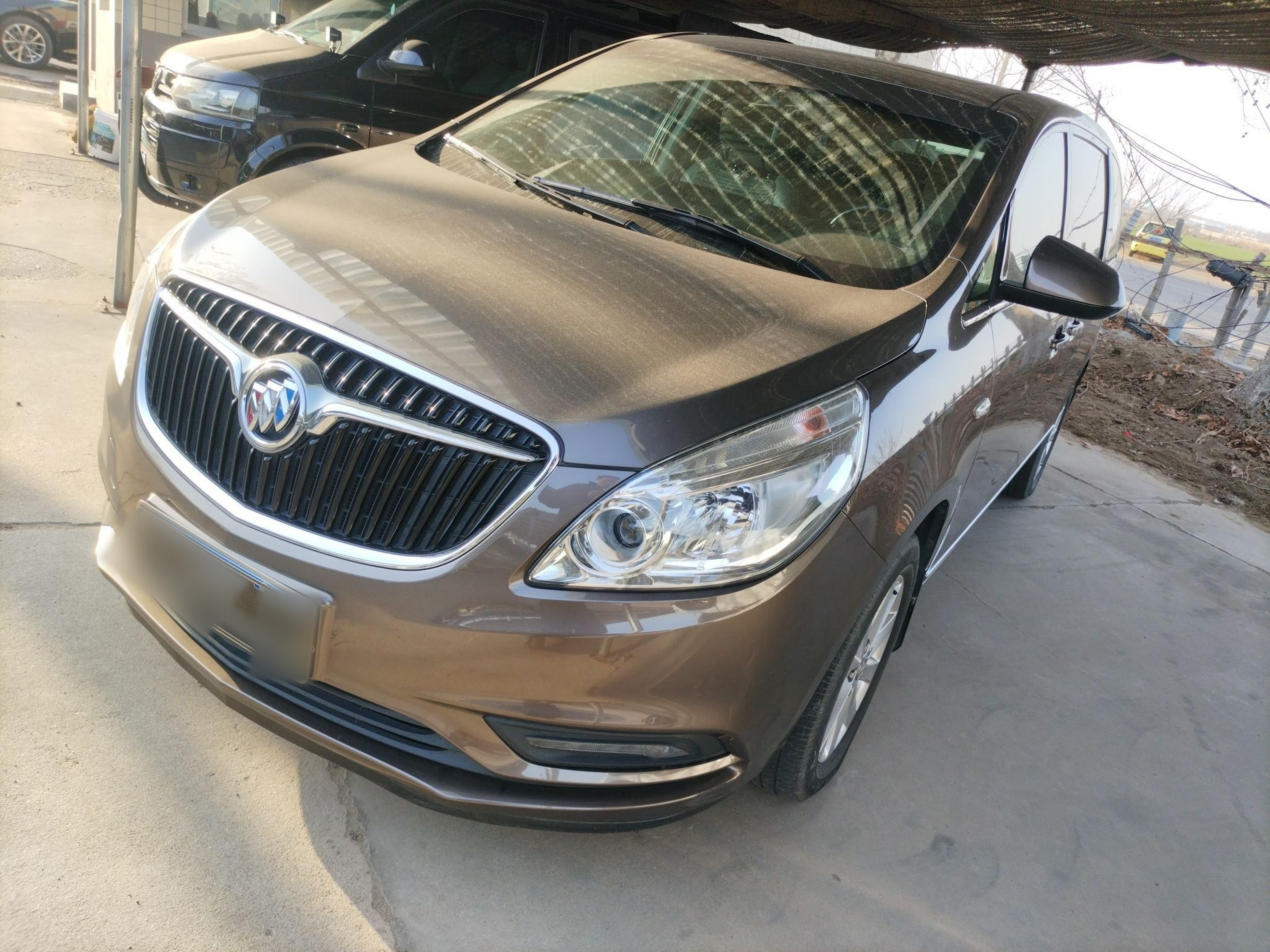 Под передней частью автомобиля