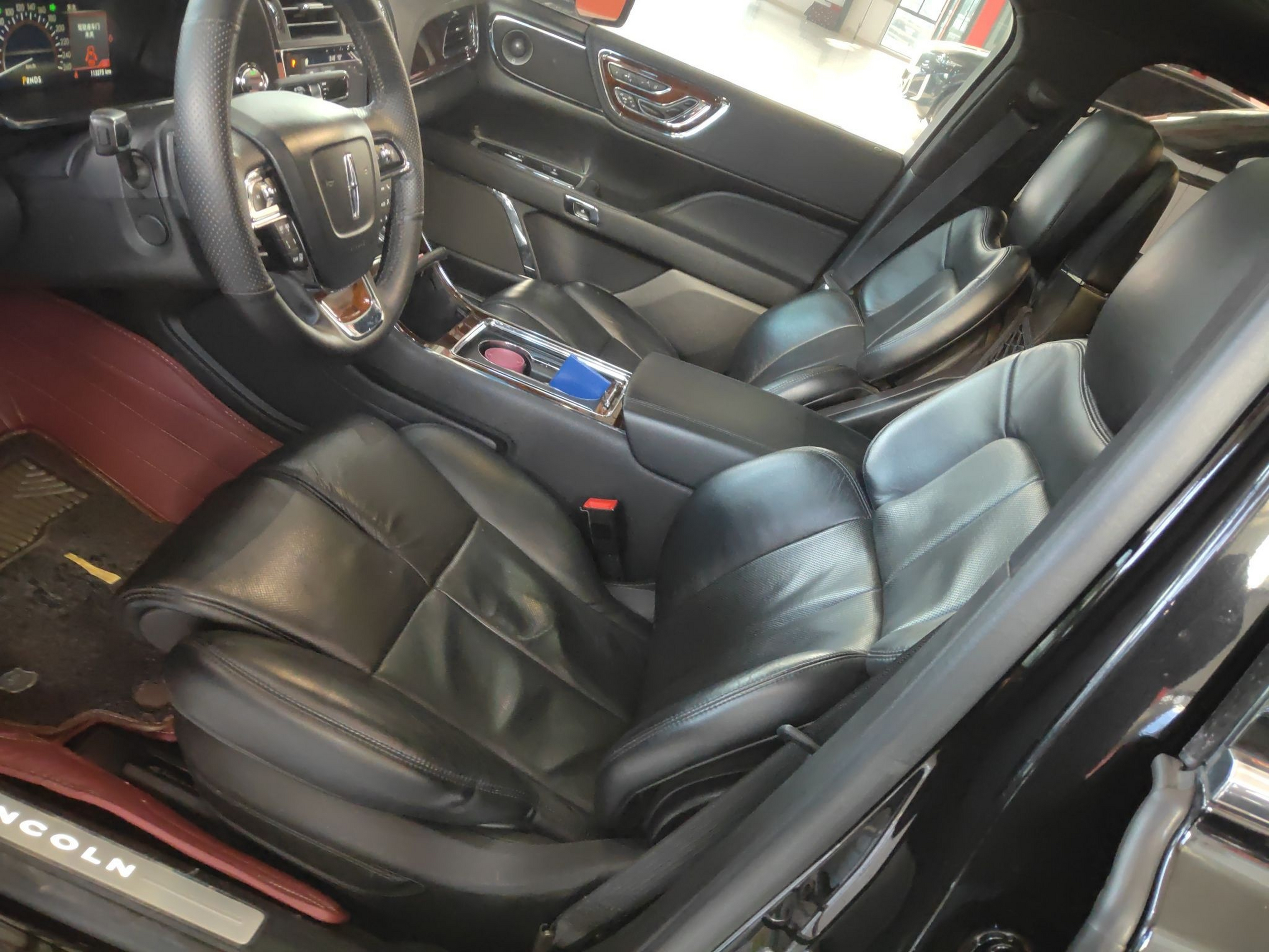 المقاعد الأمامية داخل السيارة