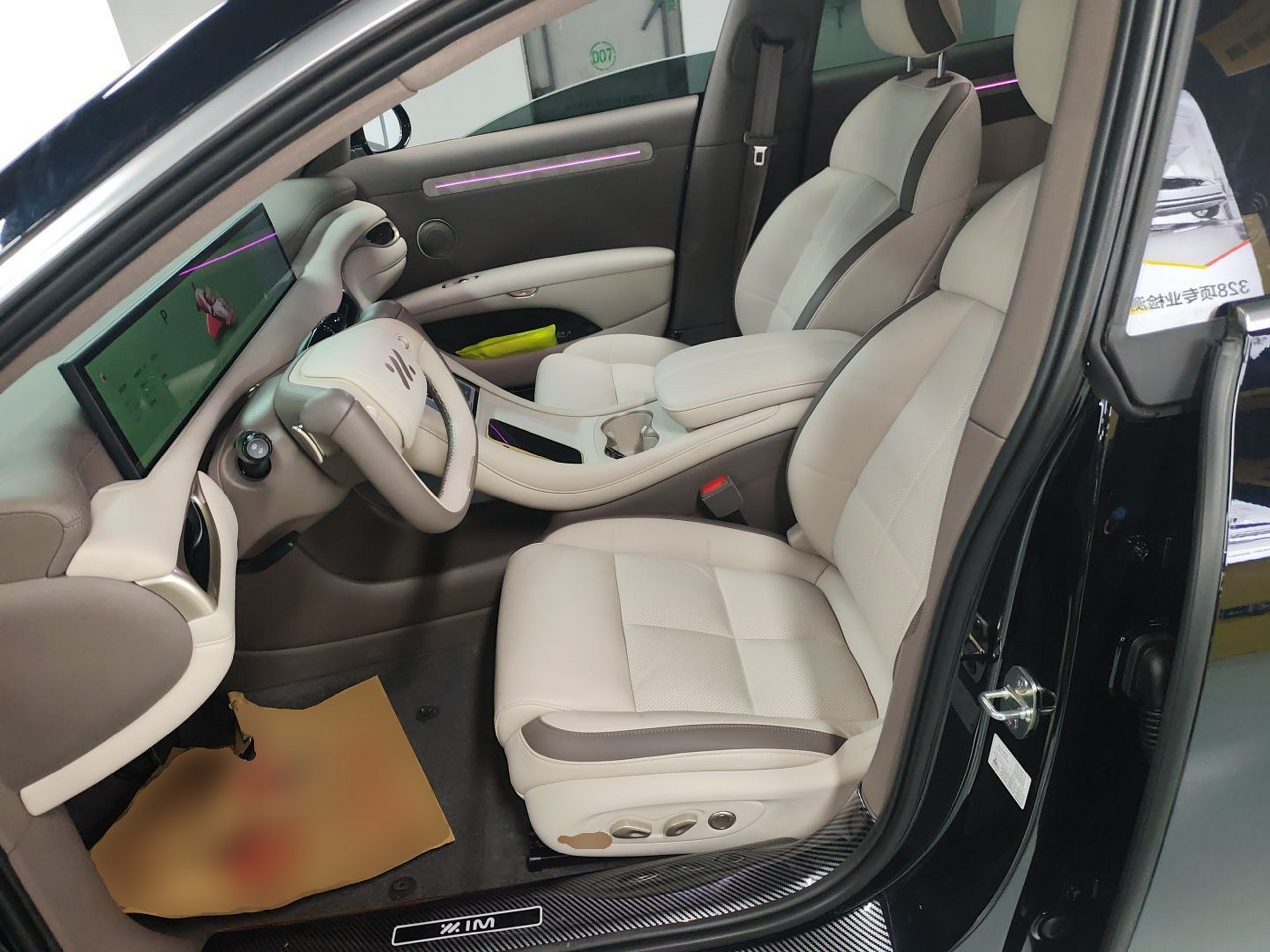 المقاعد الأمامية داخل السيارة