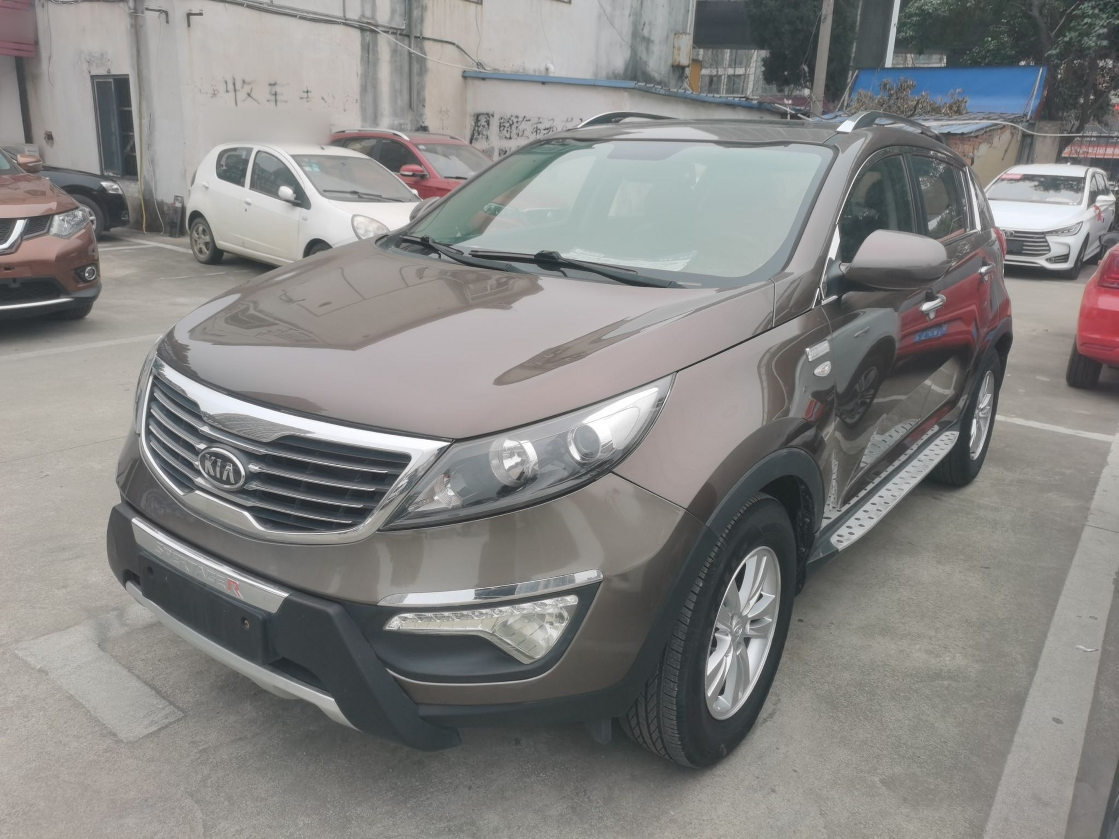 Под передней частью автомобиля