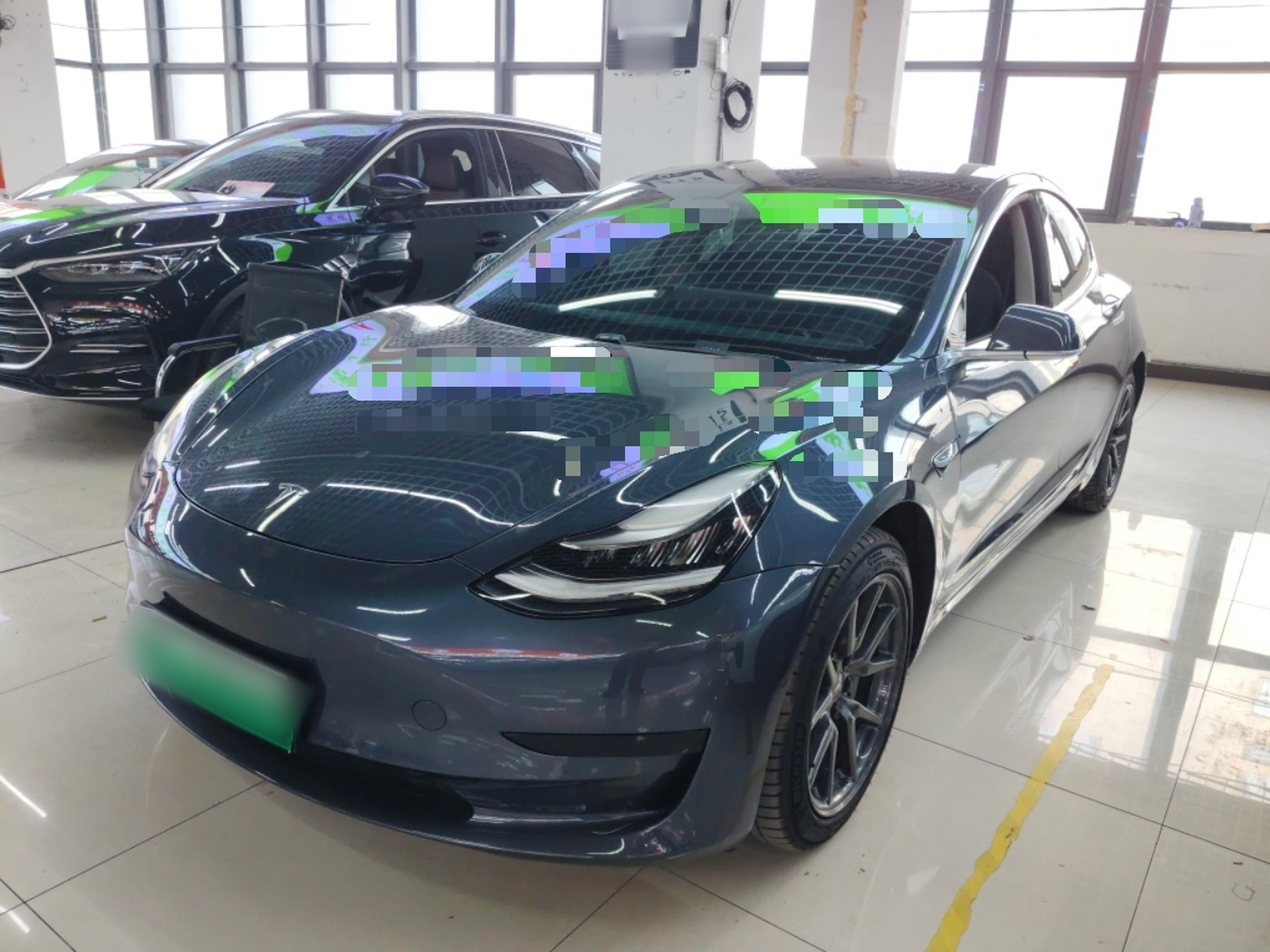 تحت مقدمة السيارة