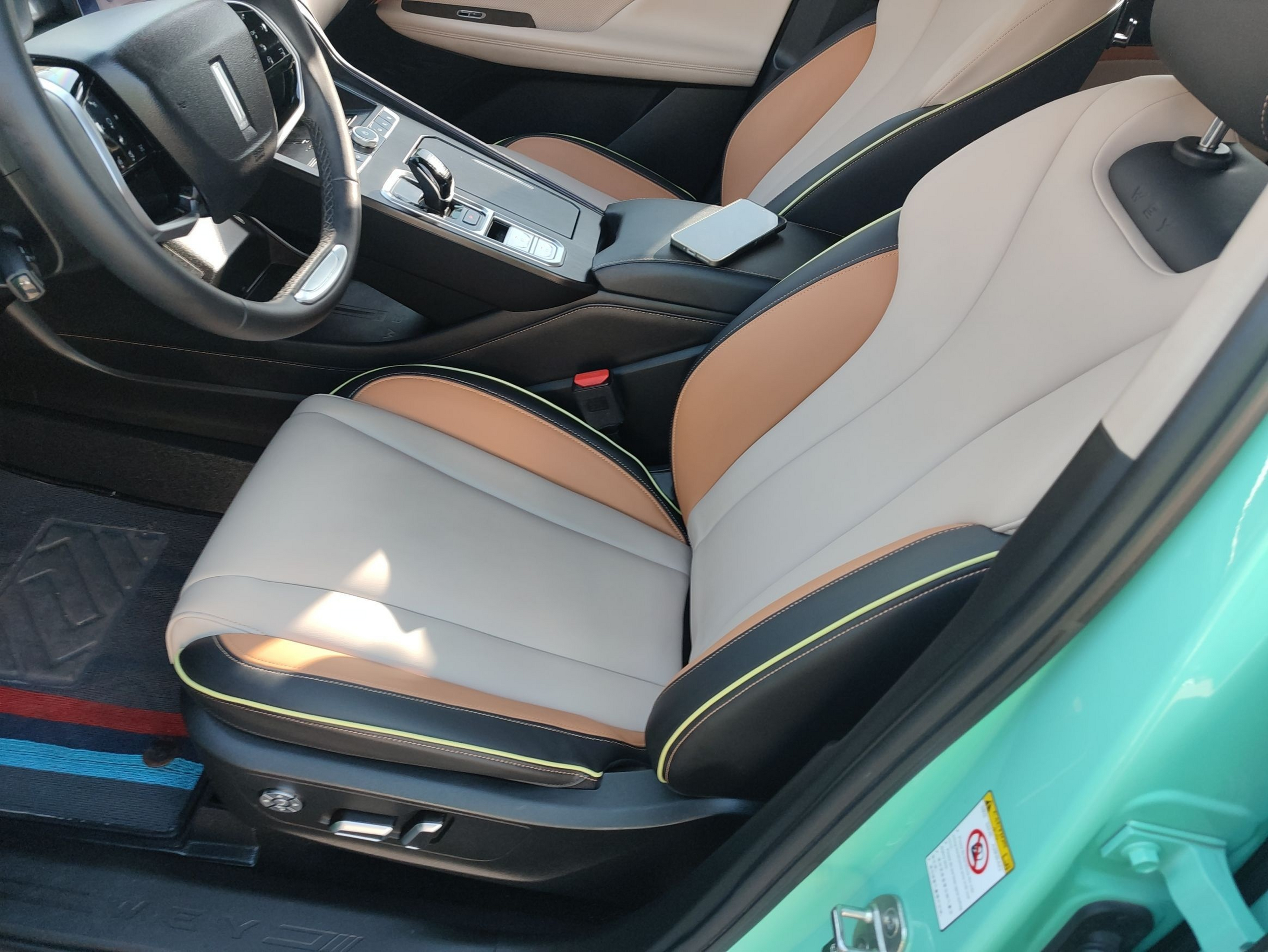 المقاعد الأمامية داخل السيارة