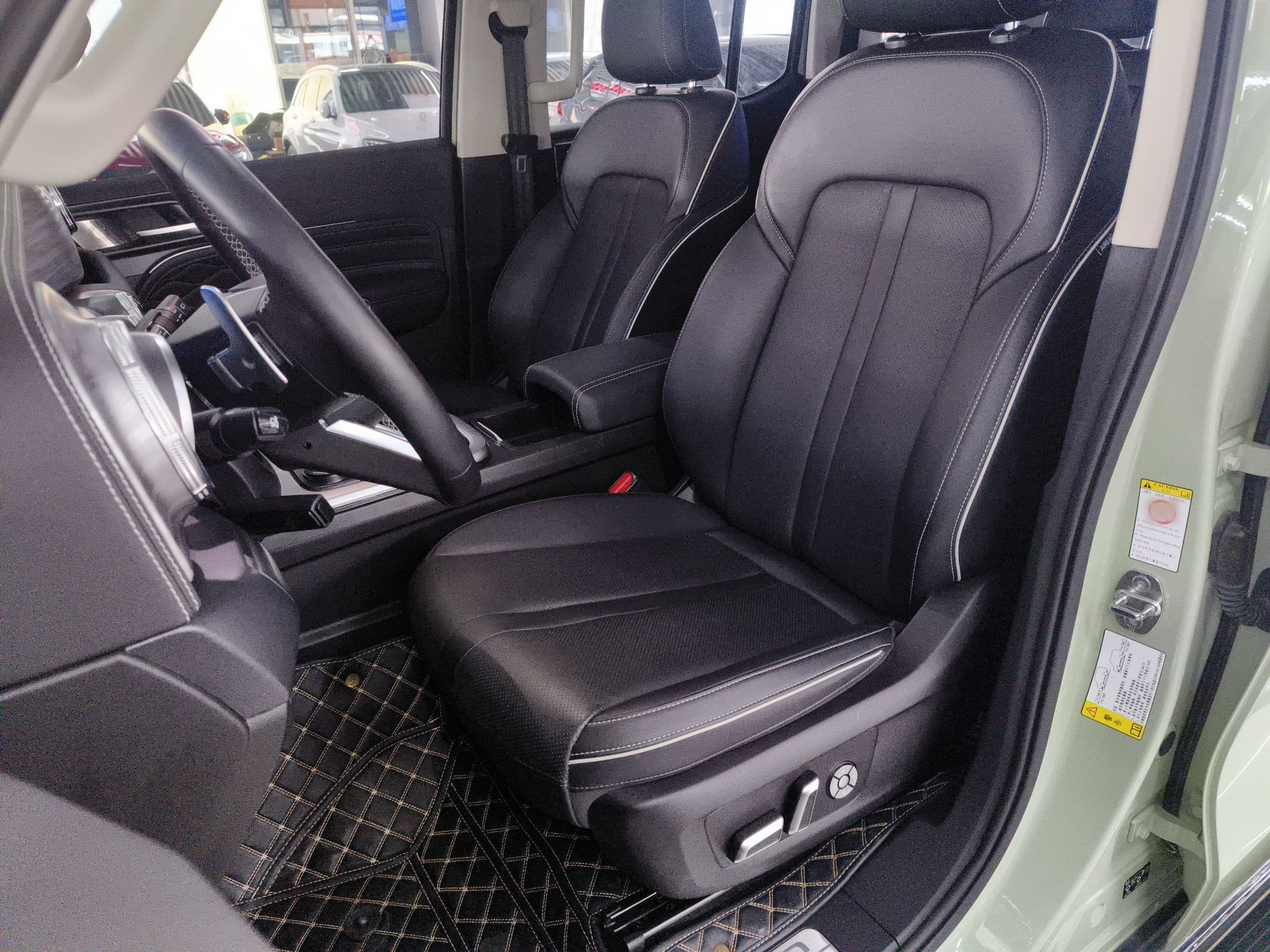 المقاعد الأمامية داخل السيارة