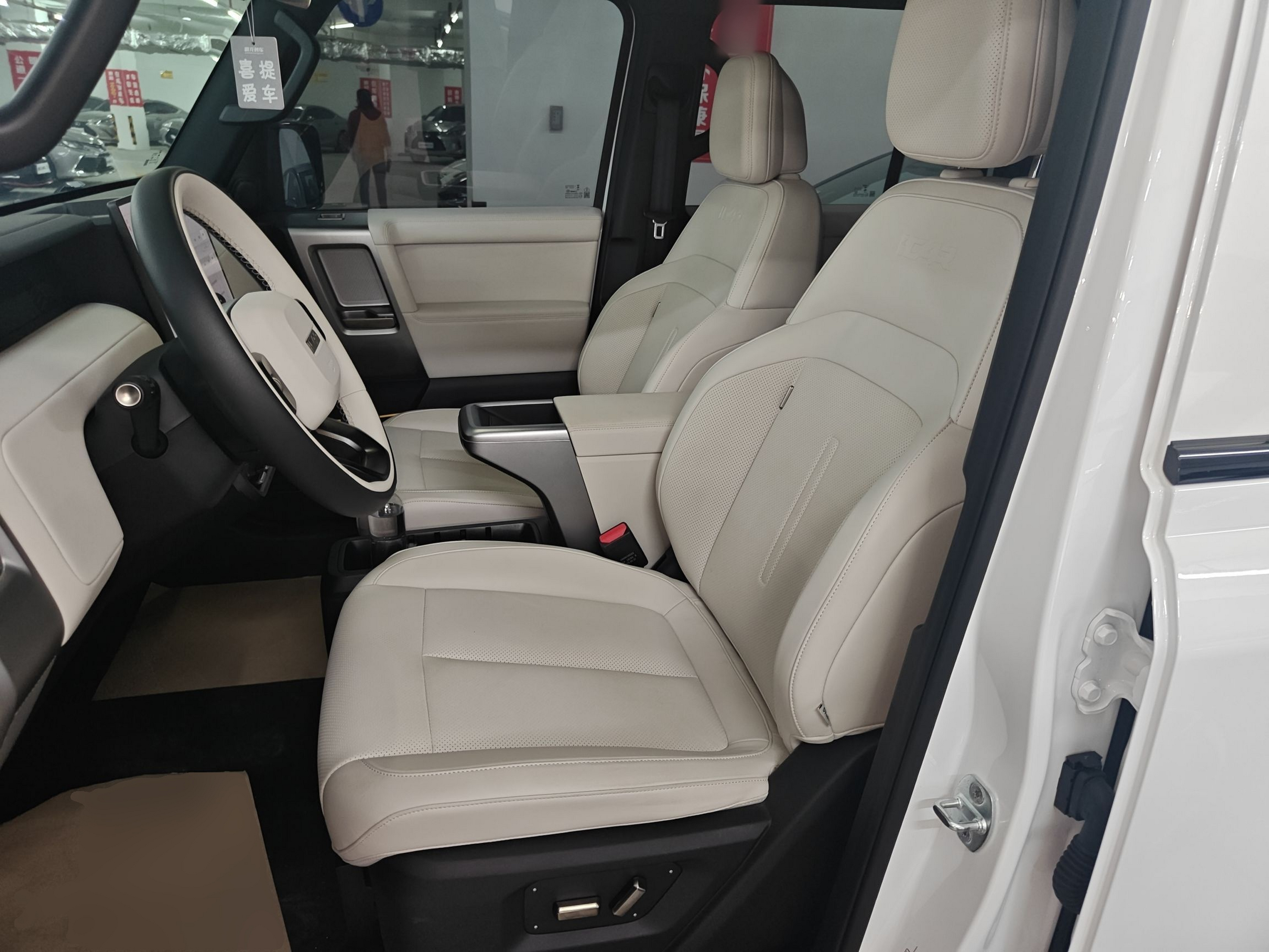 المقاعد الأمامية داخل السيارة