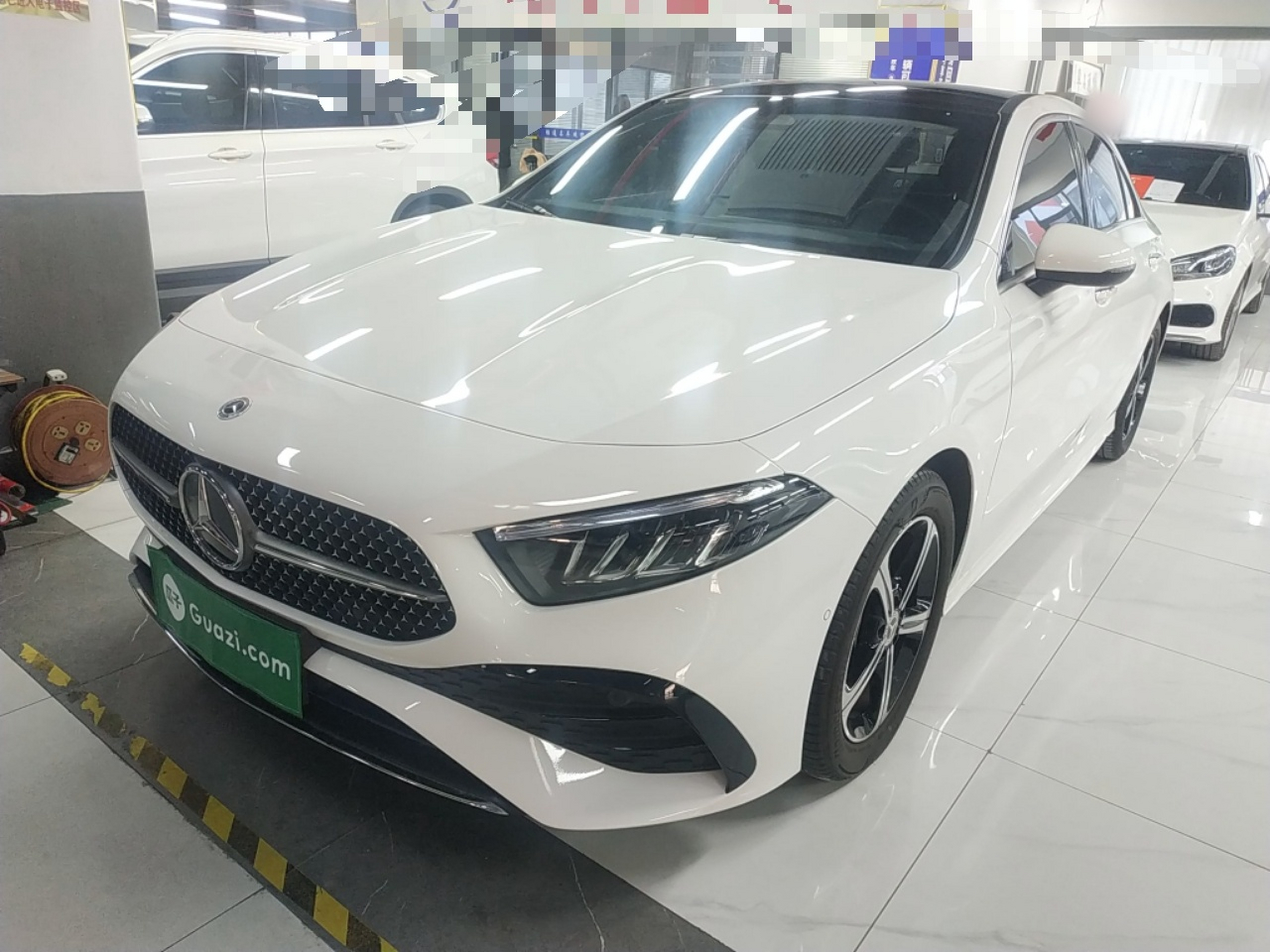 تحت مقدمة السيارة