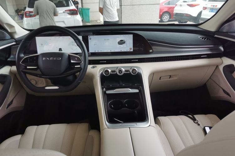 Used  Lingyun 2024 300T Two-Wheel Drive Starlight Edition
