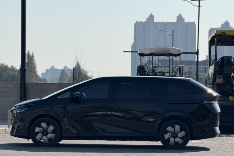 Used XPeng X9 2024 702 Ultra-Long Range Max
