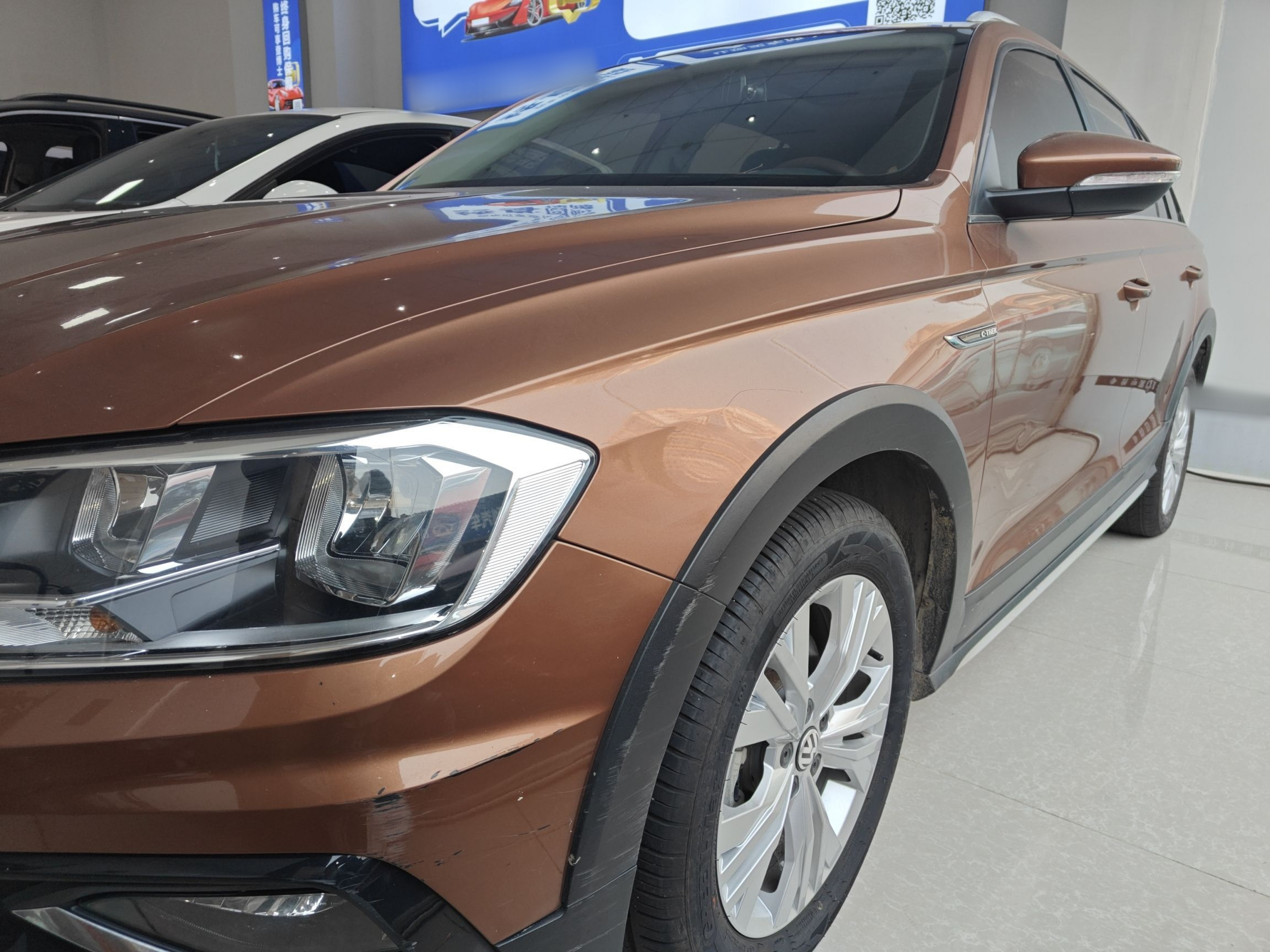 Под передней частью автомобиля