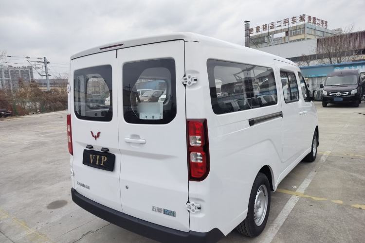 Used Wuling Yangguang 2024 300KM Comfort Version Passenger Van 75kW
