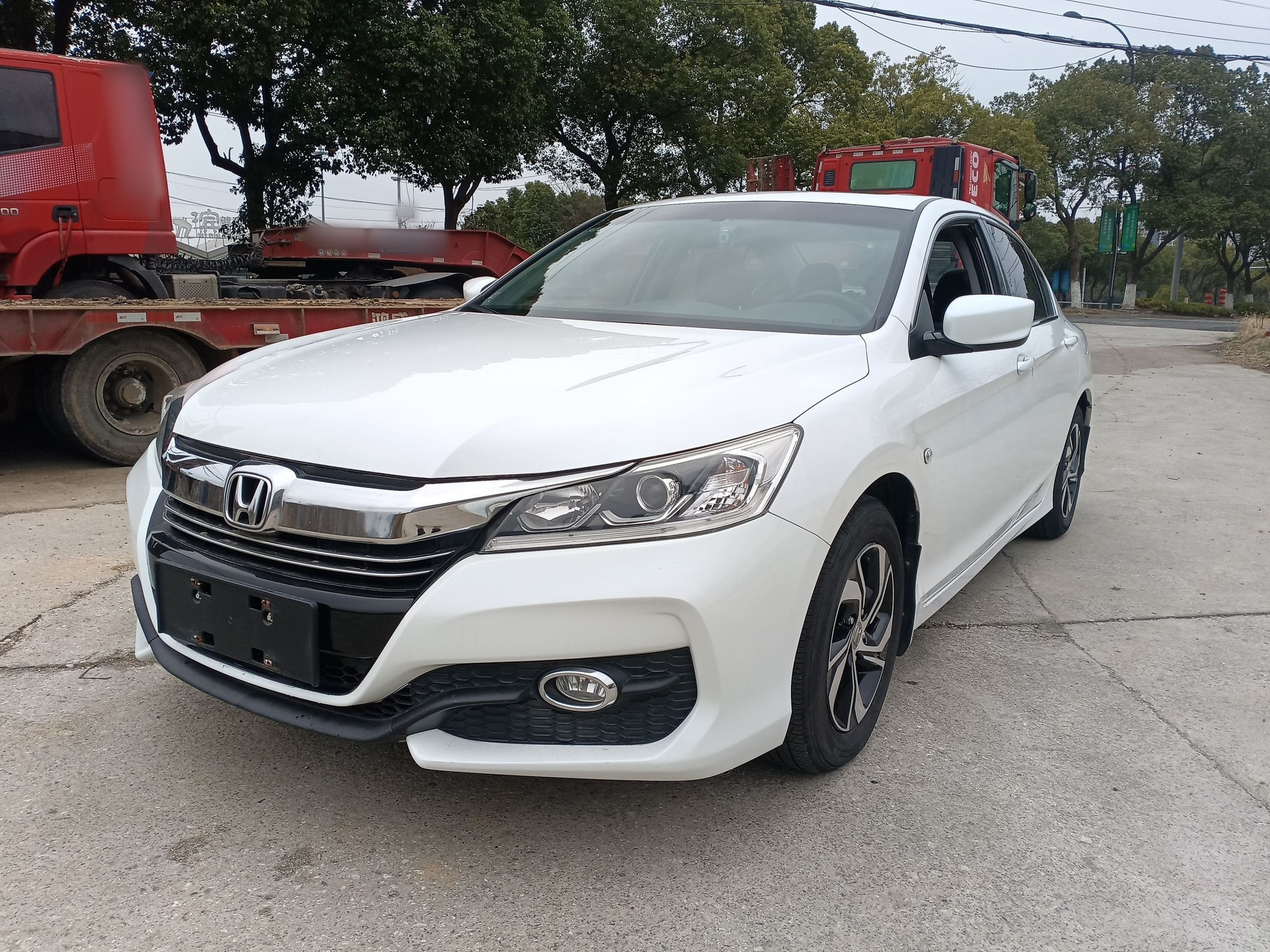 Под передней частью автомобиля