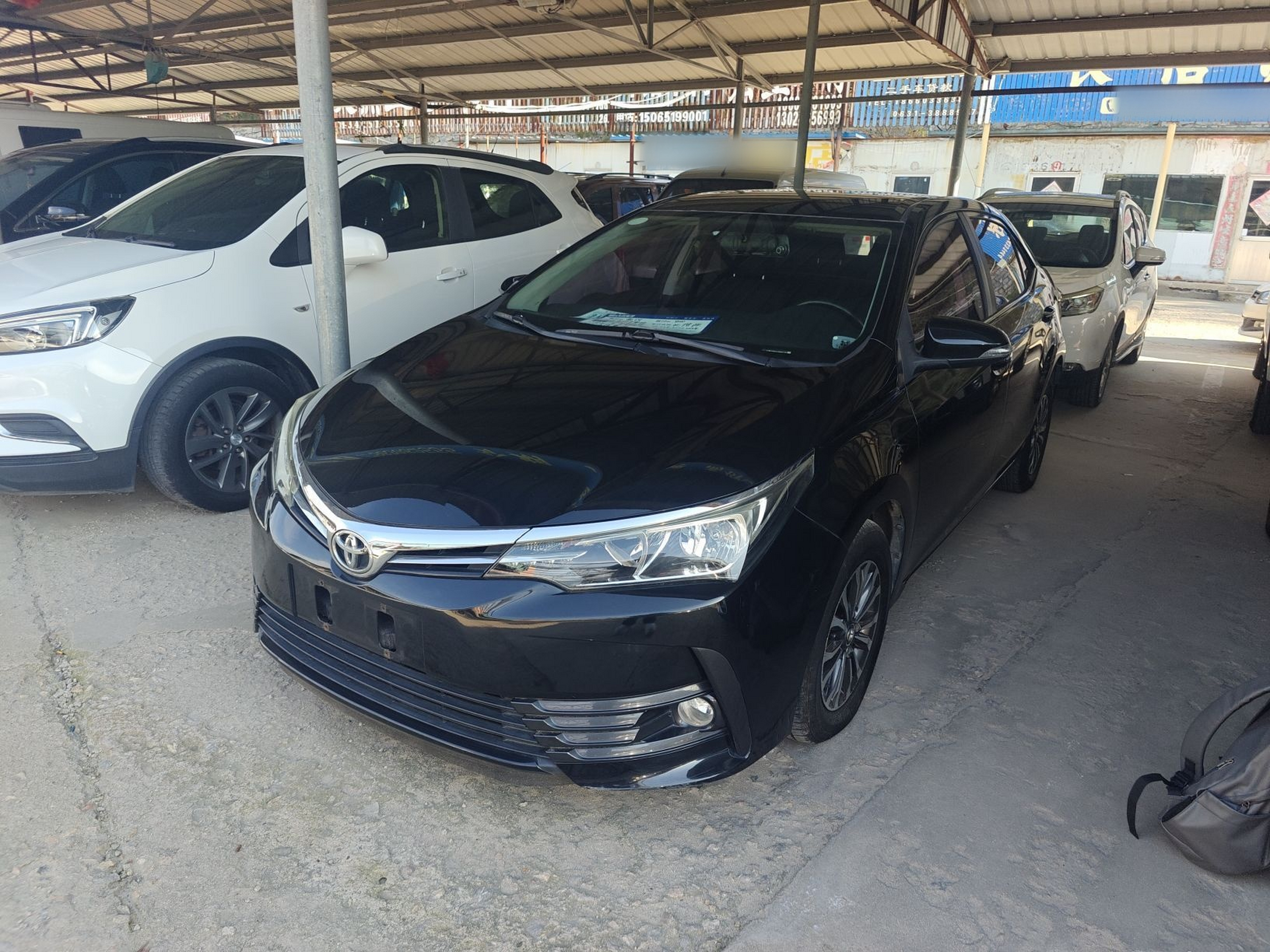 Под передней частью автомобиля