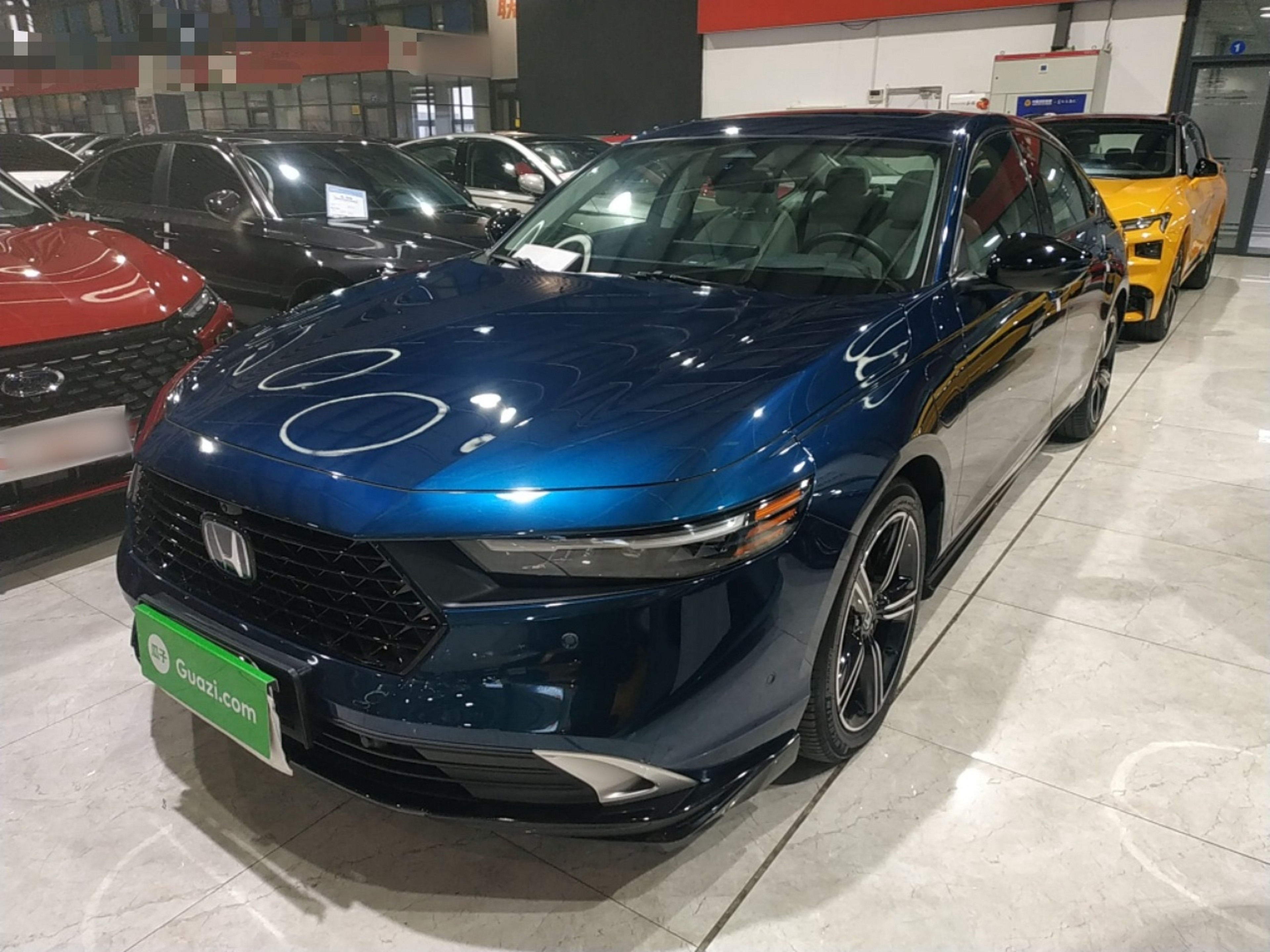 تحت مقدمة السيارة