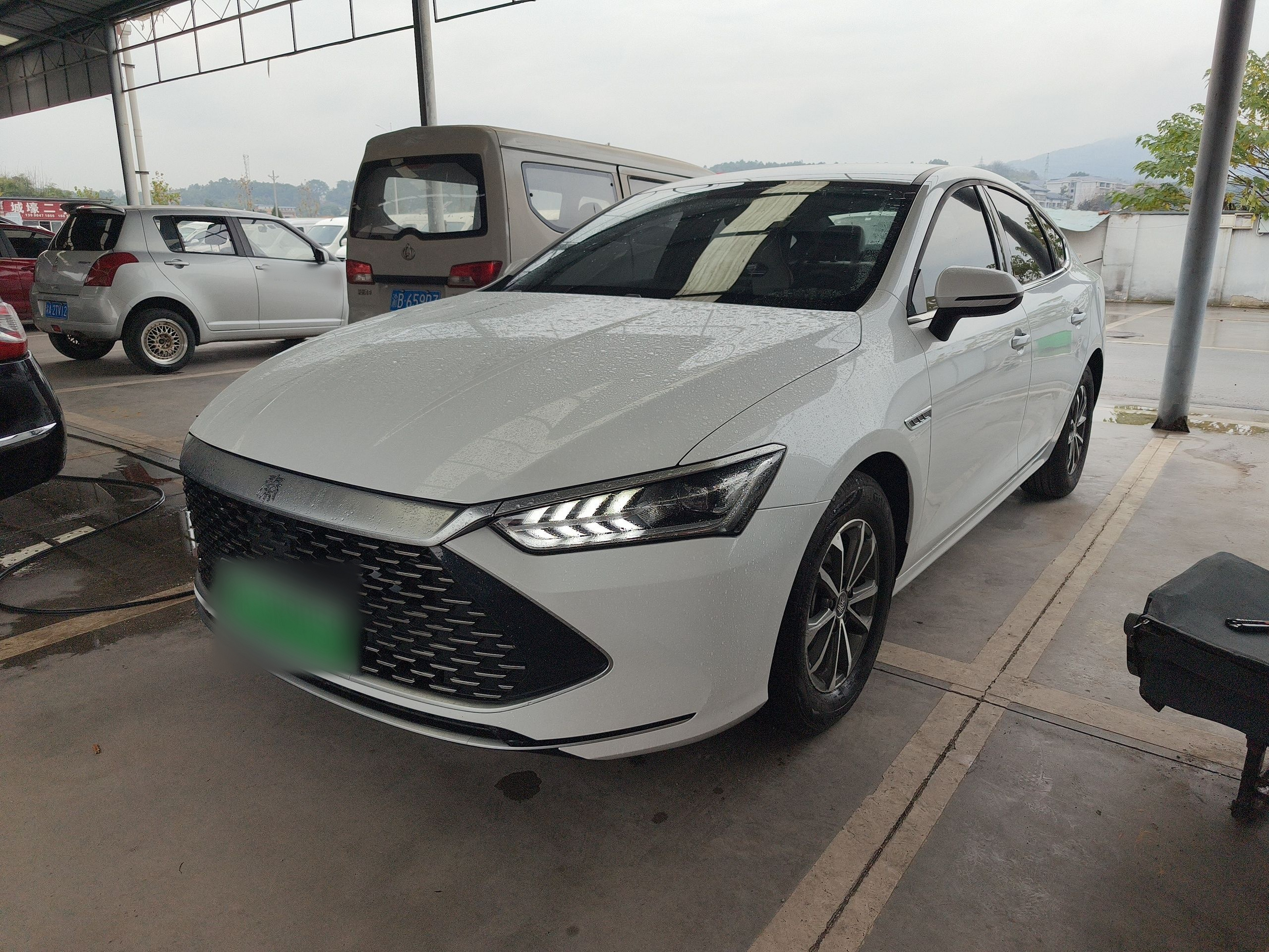 تحت مقدمة السيارة